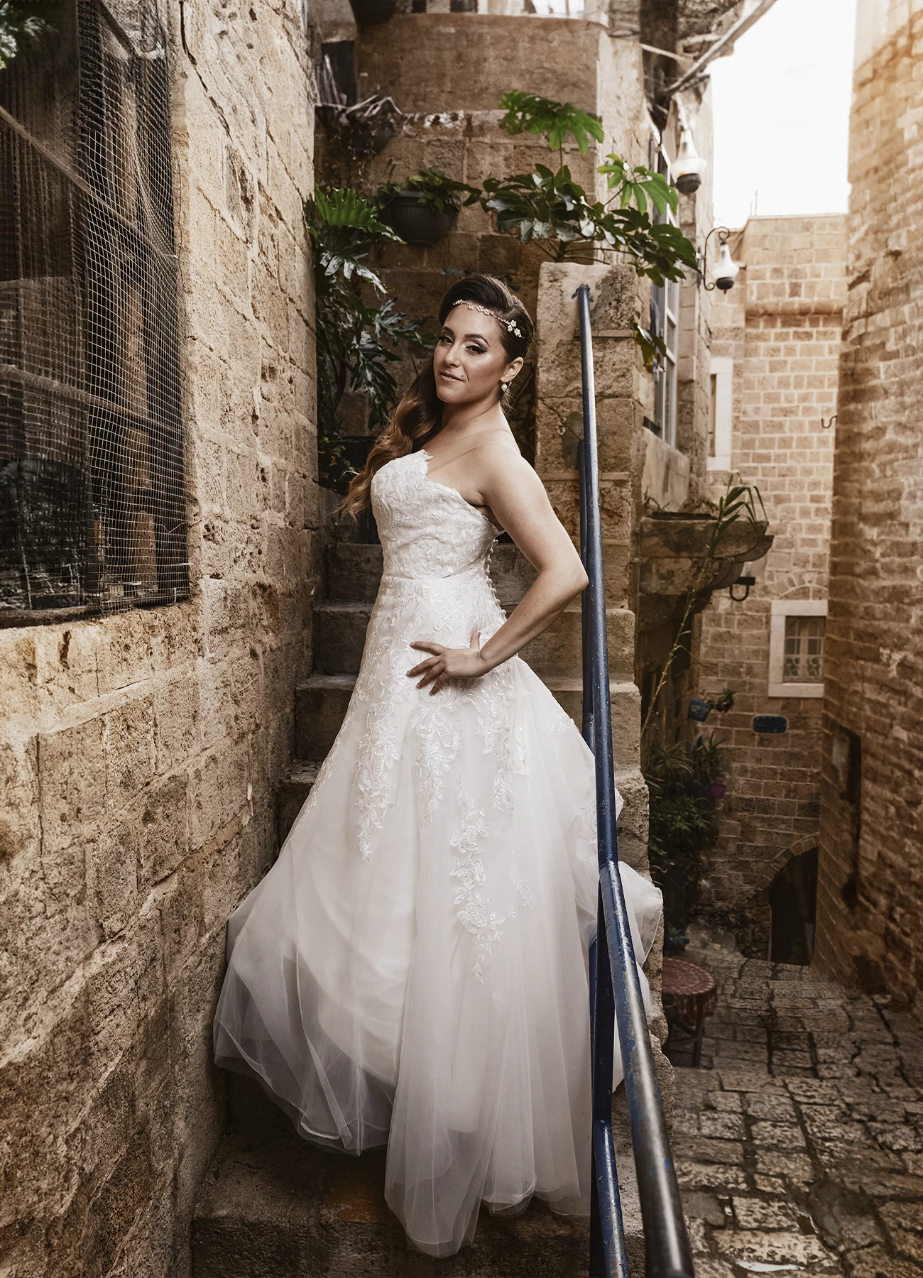Mariée seule sur des escaliers à Jaffa - Laurène Zabary