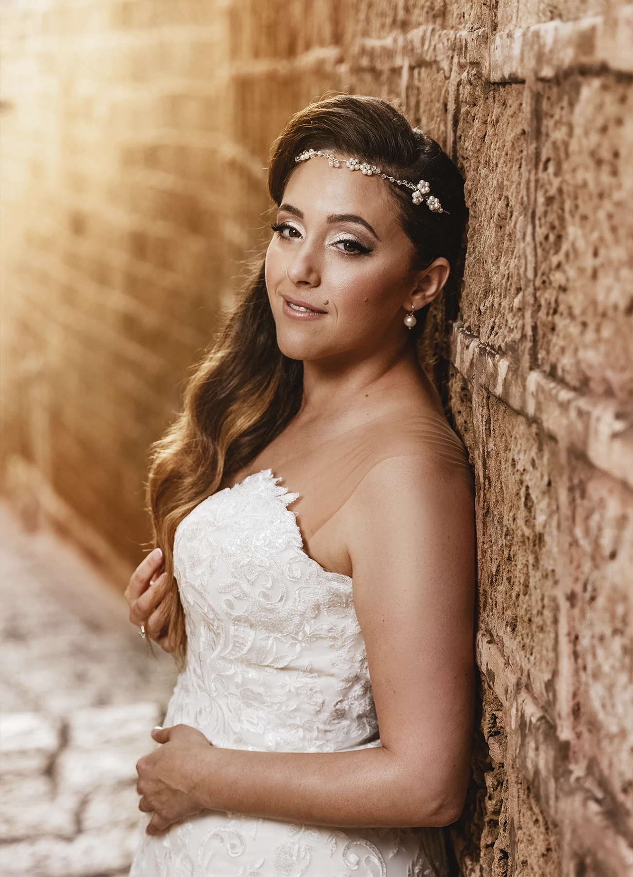 Portrait de la mariée dans une rue ensoleillée de Jaffa - Laurène Zabary