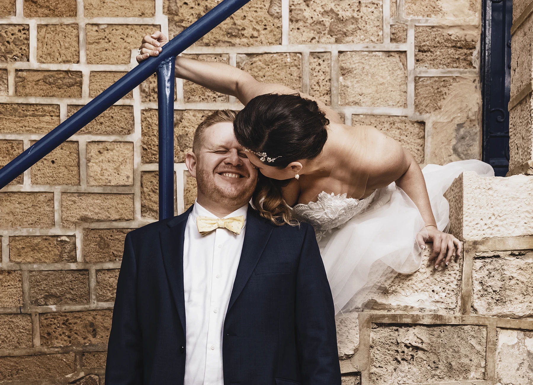 Marié riant avec la mariée à Jaffa, Israël - Laurène Zabary