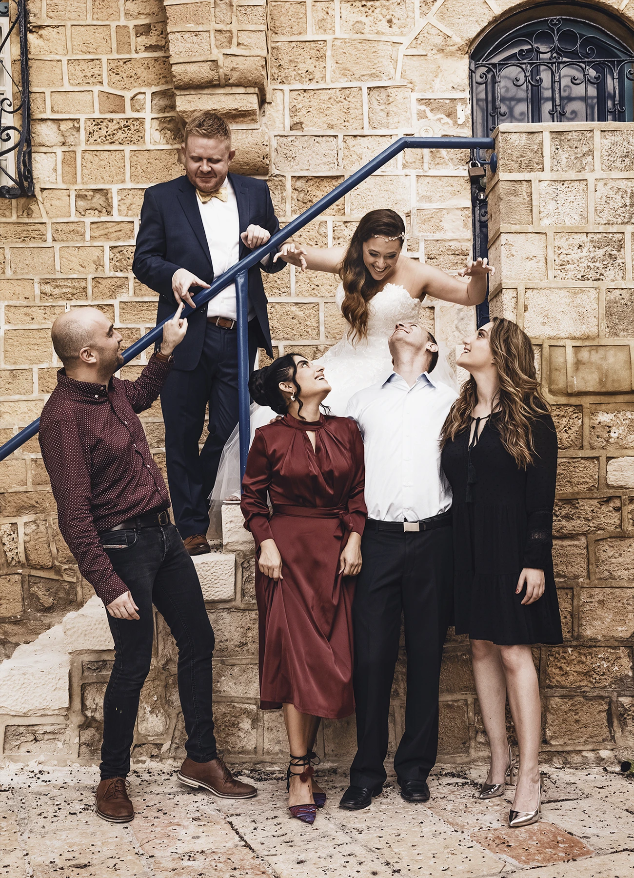 Mariés avec leurs amis posant à Jaffa, Israël - Laurène Zabary