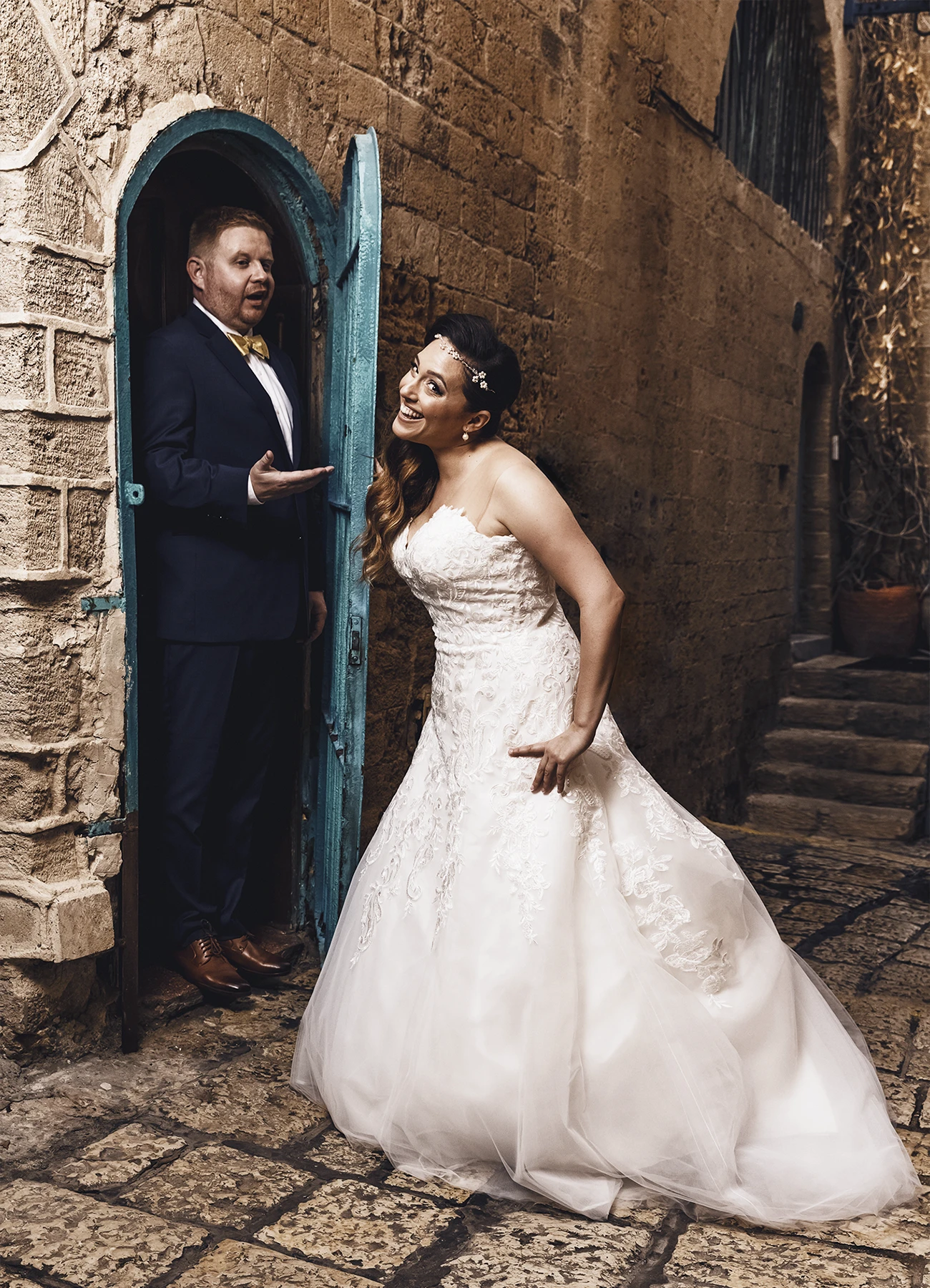 Mariée fermant une porte sur le marié à Jaffa, Israël - Laurène Zabary