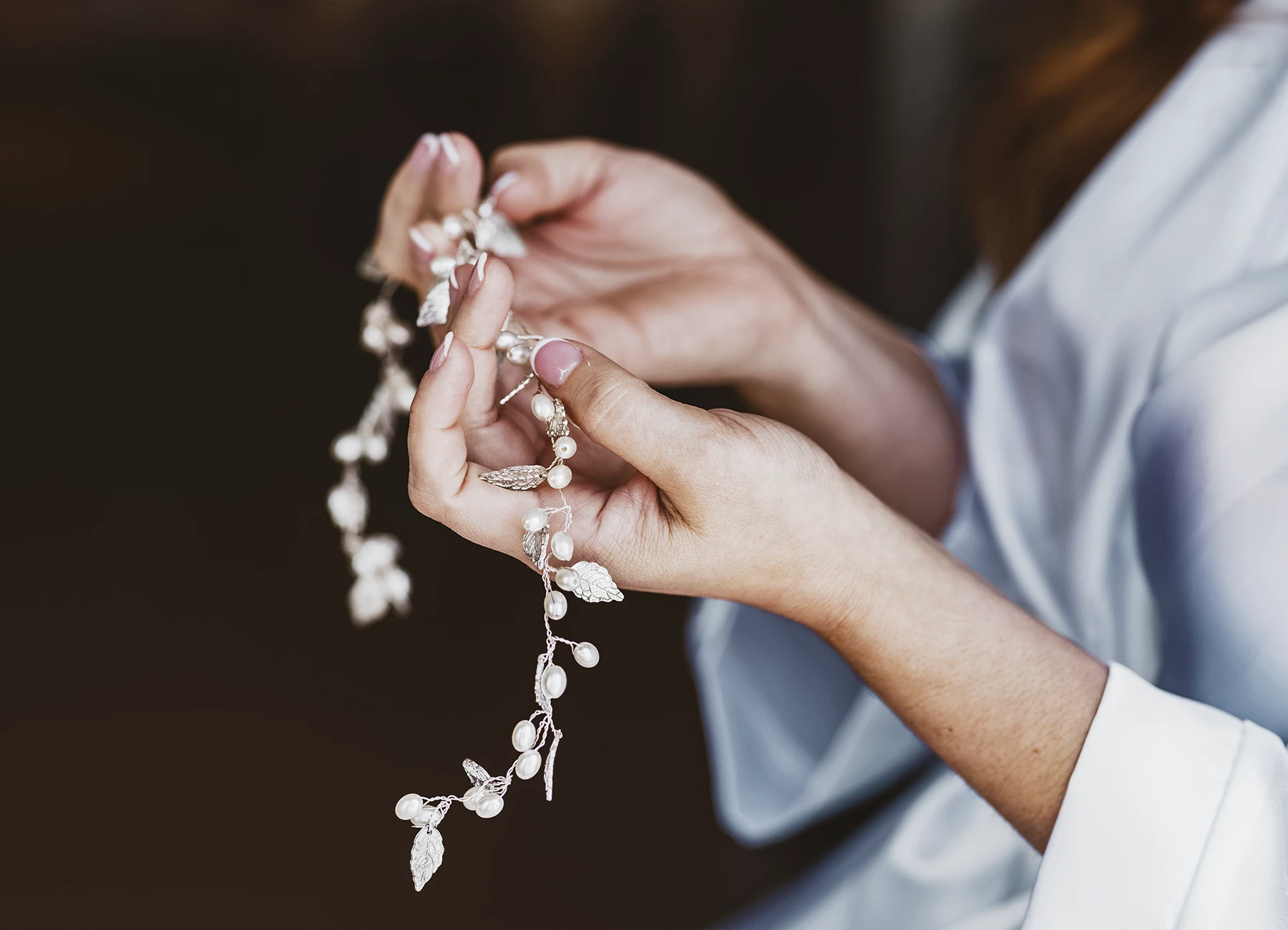 Mains de la mariée tenant une décoration de cheveux avant le mariage en Israël - Laurène Zabary