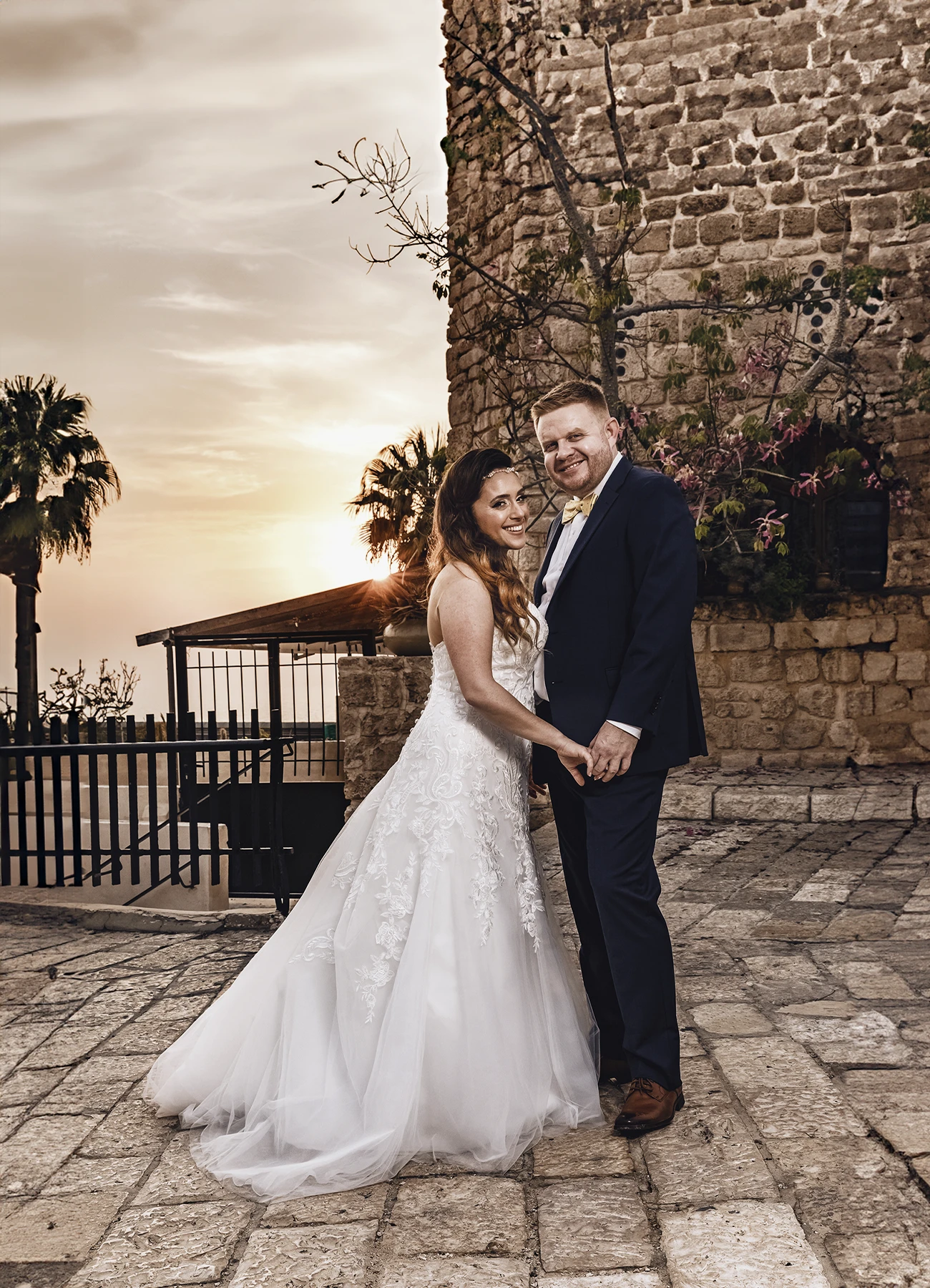 Mariés à Jaffa au coucher du soleil avec vue sur la mer - Laurène Zabary