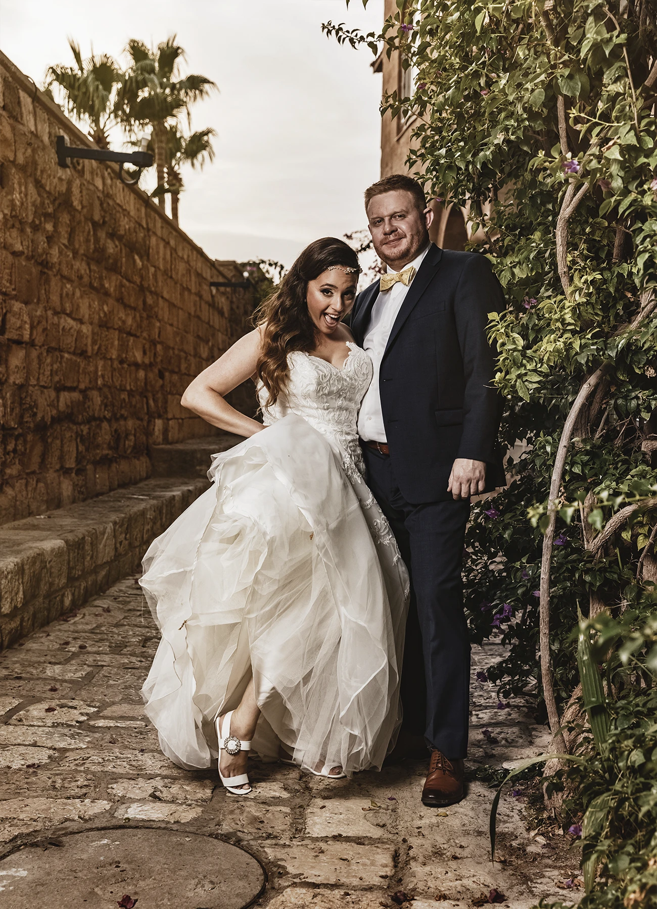 Mariée s'amusant avec le jupon de sa robe à Jaffa - Laurène Zabary