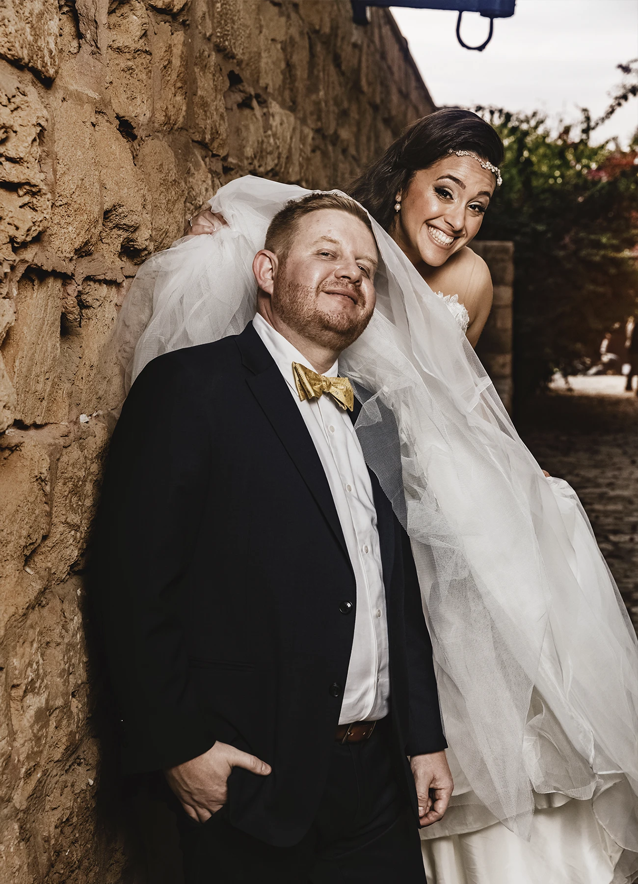 Mariée mettant son jupon sur la tête du marié à Jaffa - Laurène Zabary