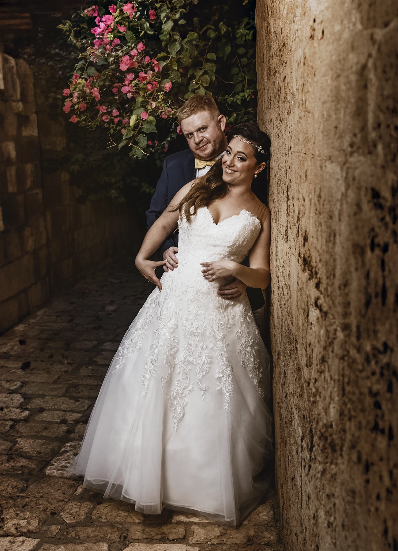 Mariés posant dans la vieille ville de Jaffa, Israël - Laurène Zabary