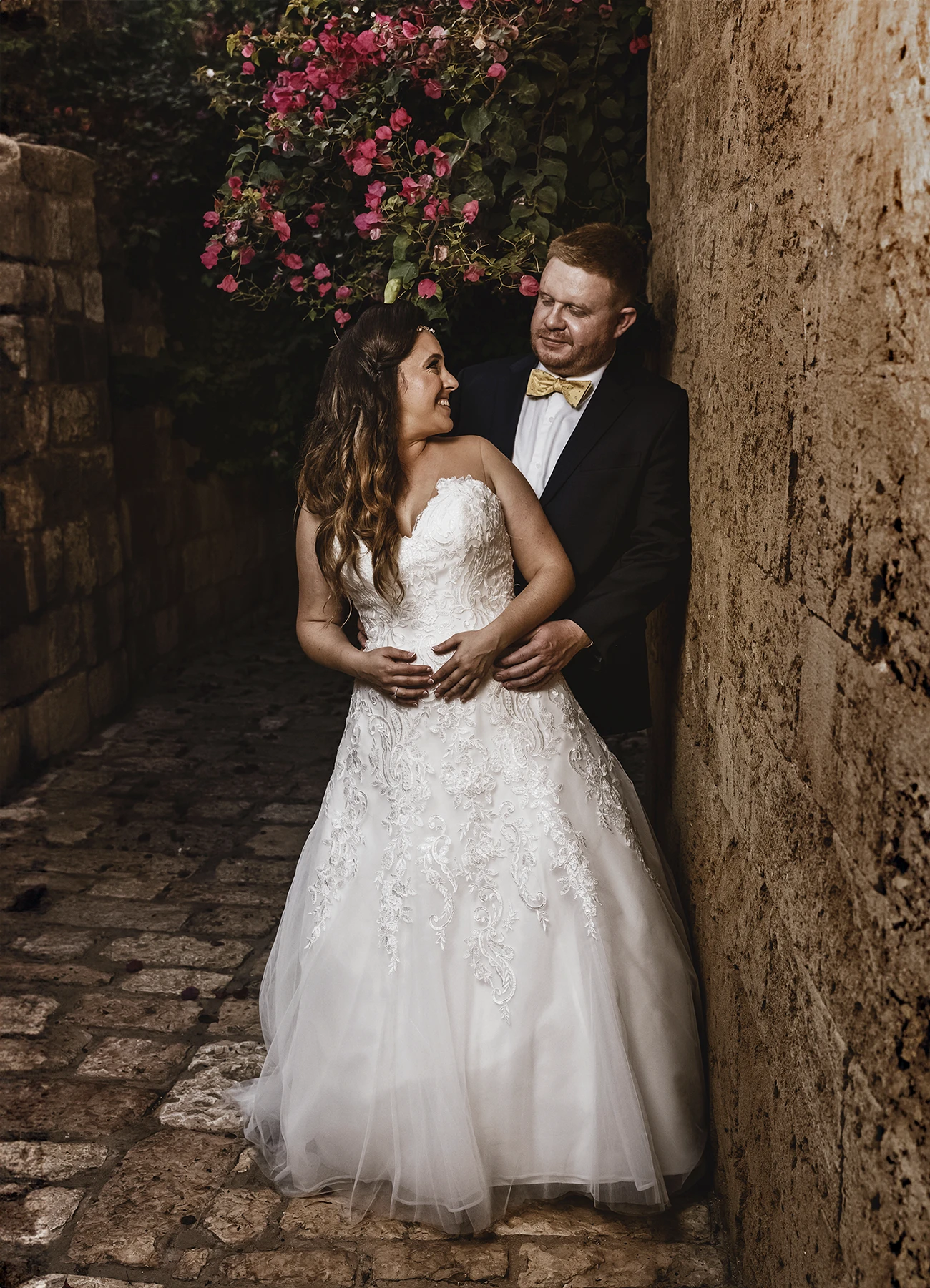 Mariés souriant et se regardant dans la vieille ville de Jaffa - Laurène Zabary