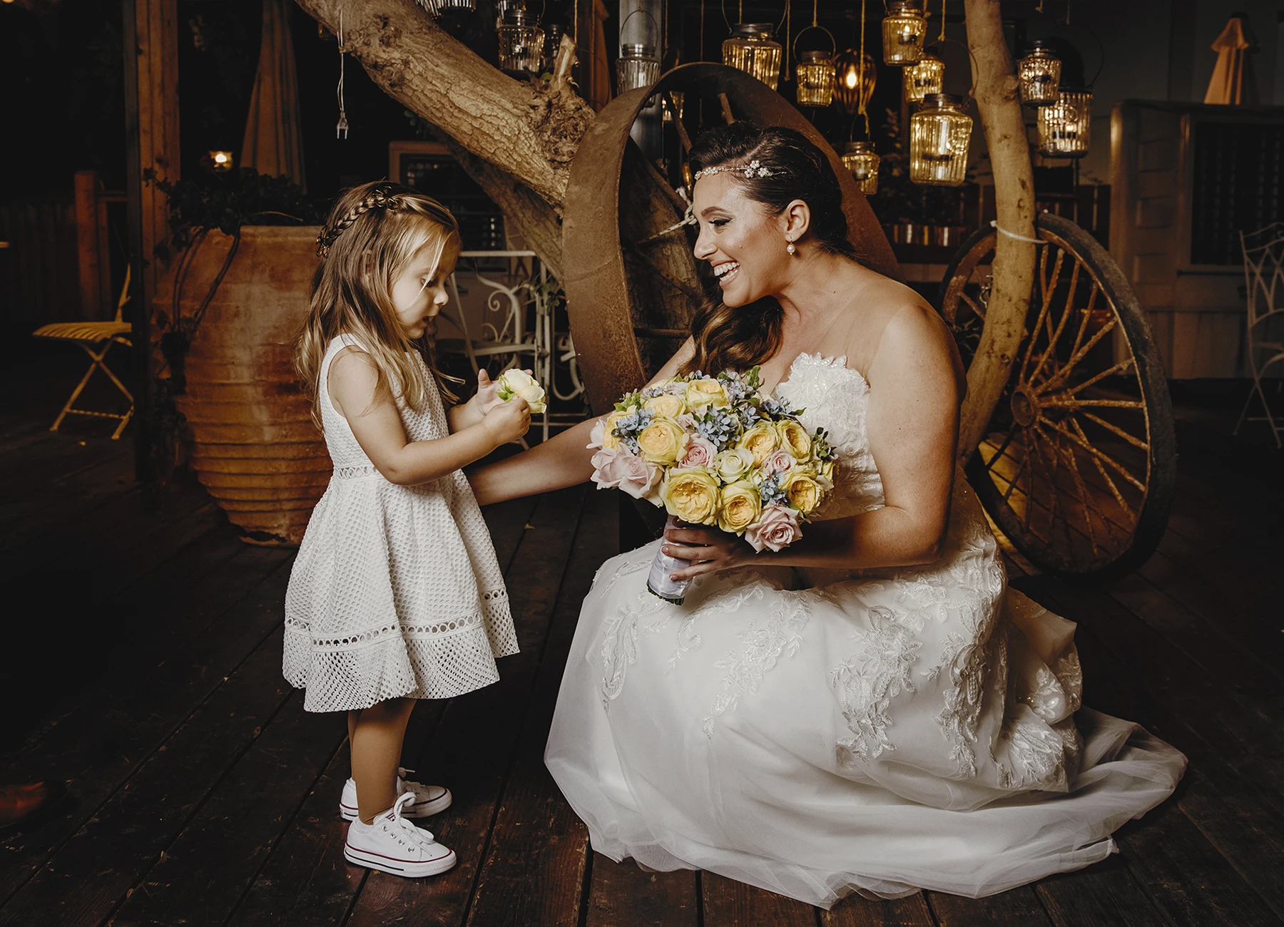 Mariée regardant une petite fille en robe blanche - Laurène Zabary
