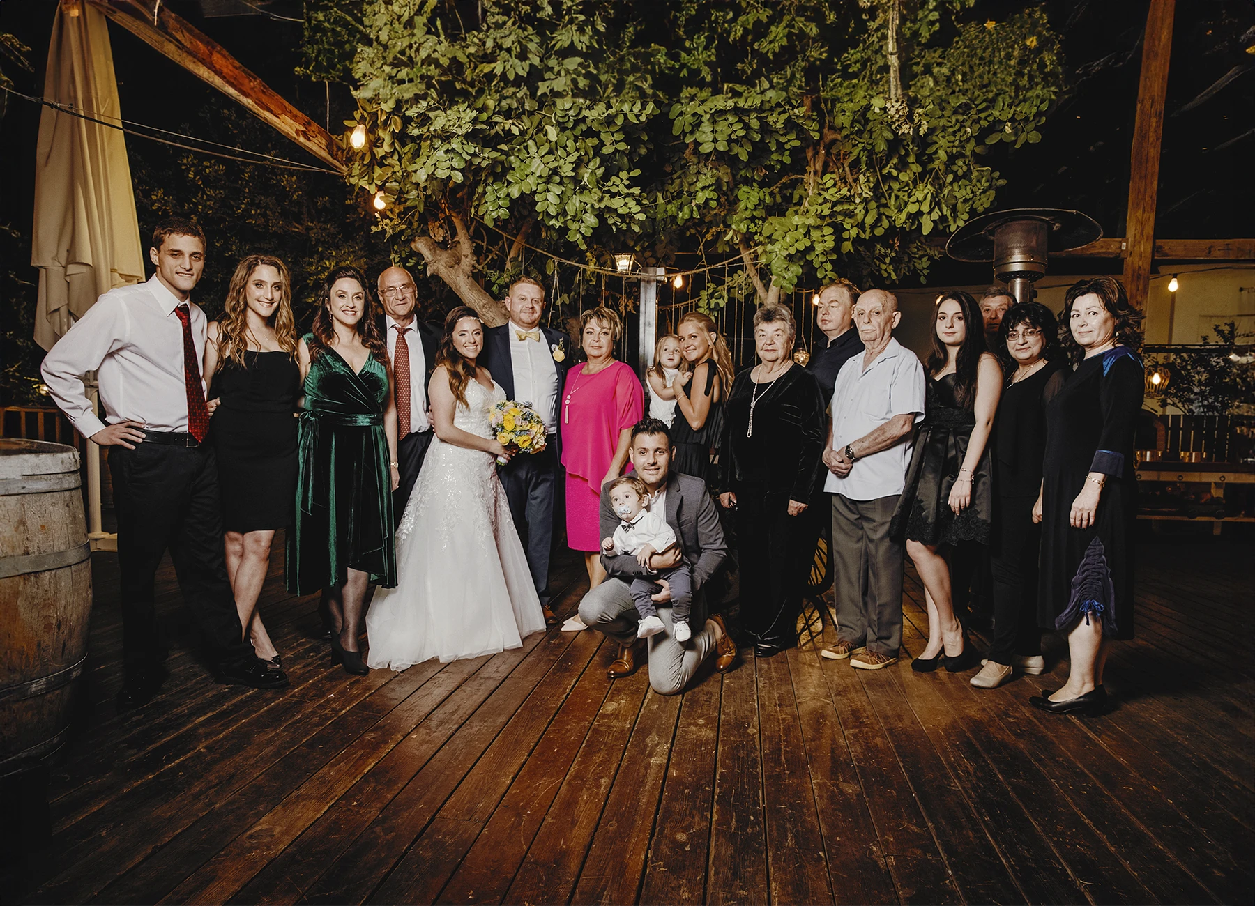 Groupe posant avant la cérémonie de mariage à Jaffa, Israël - Laurène Zabary