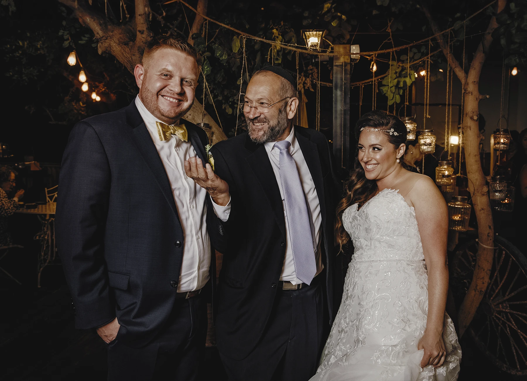 Mariés et rabbin échangeant un moment complice avant la cérémonie - Laurène Zabary