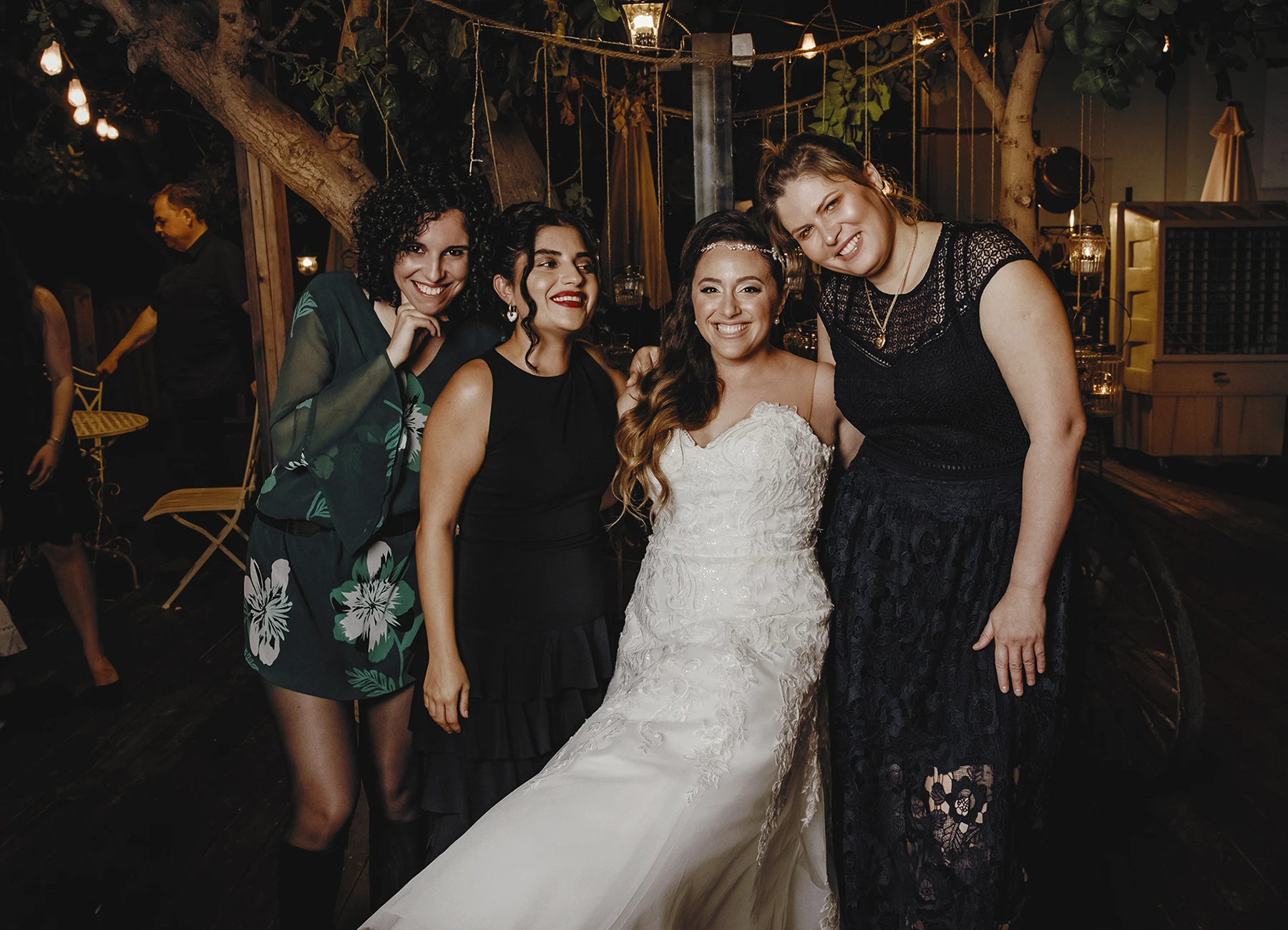 Mariée avec trois amies posant avant la cérémonie de mariage à Jaffa - Laurène Zabary