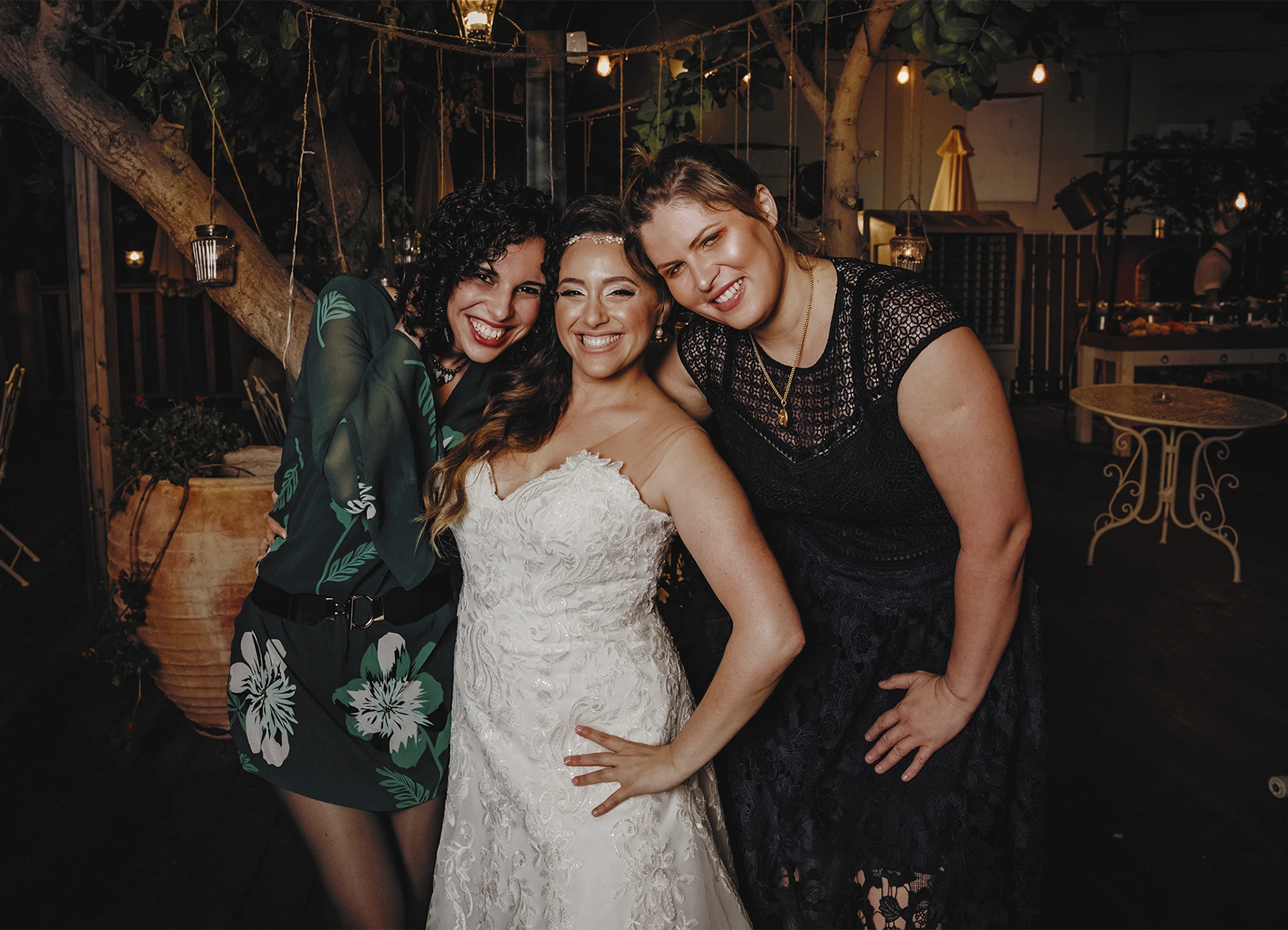 Mariée avec deux amies avant la cérémonie de mariage à Jaffa - Laurène Zabary