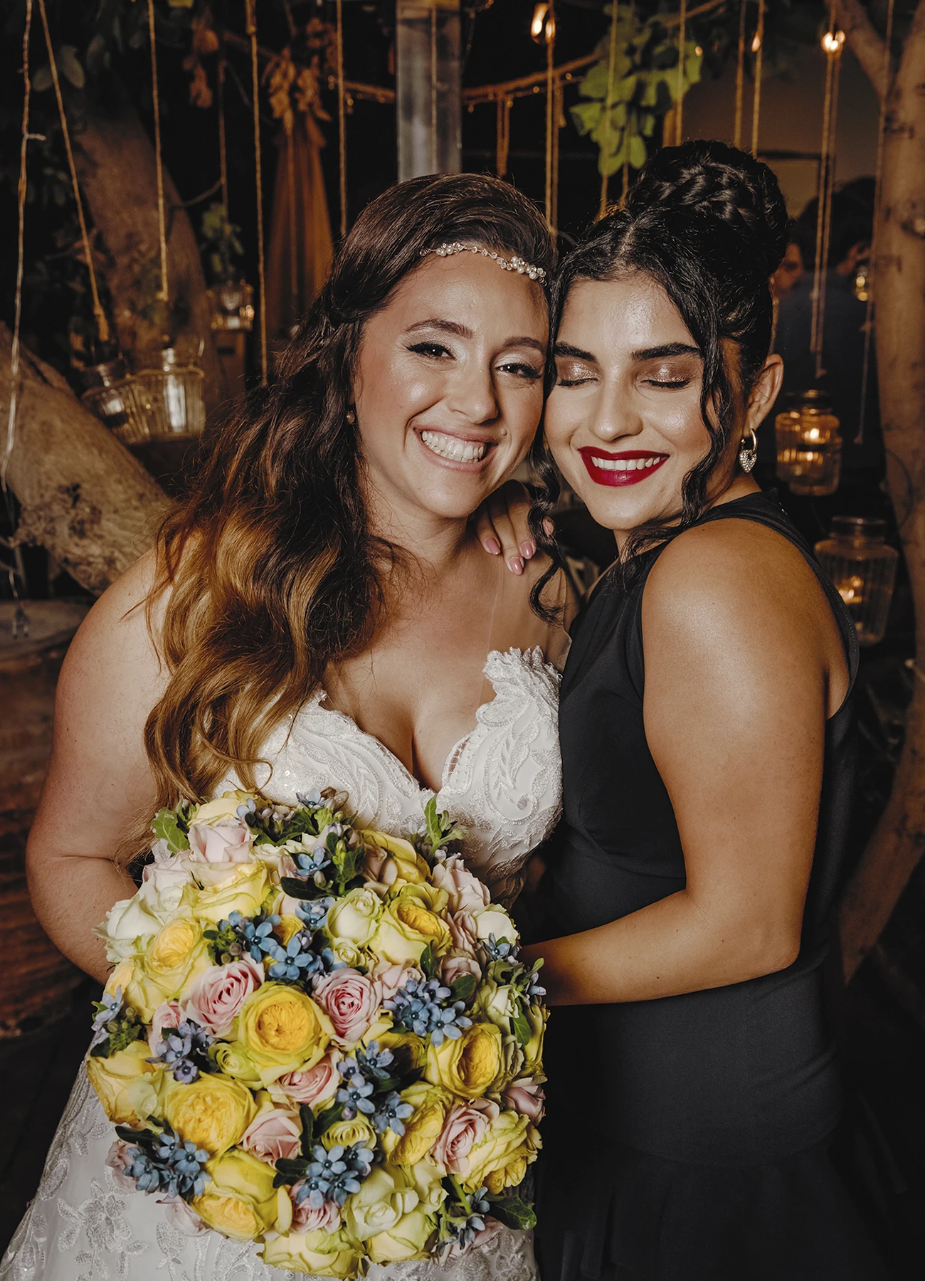 Mariée tenant son bouquet avec une amie à Jaffa - Laurène Zabary