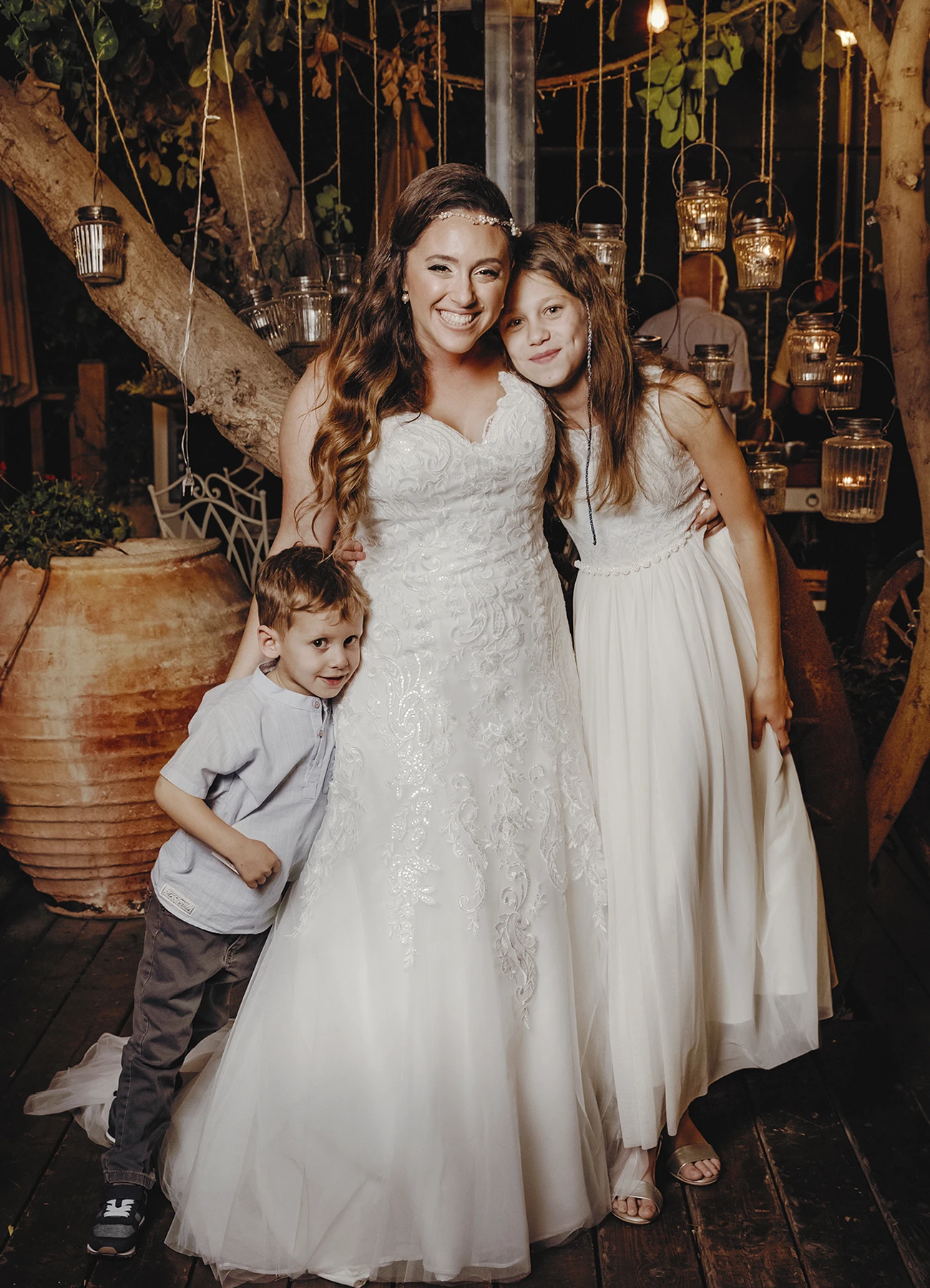 Mariée avec une fillette en robe blanche et un garçon souriant à la caméra - Laurène Zabary