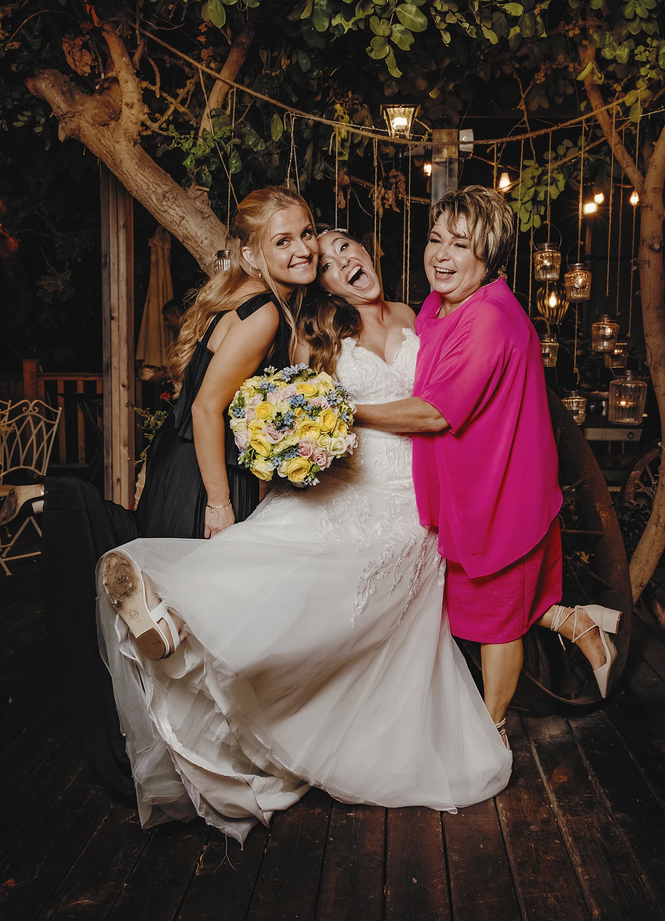 Mariée posant avec sa belle-mère et sa belle-sœur dans une photo humoristique - Laurène Zabary