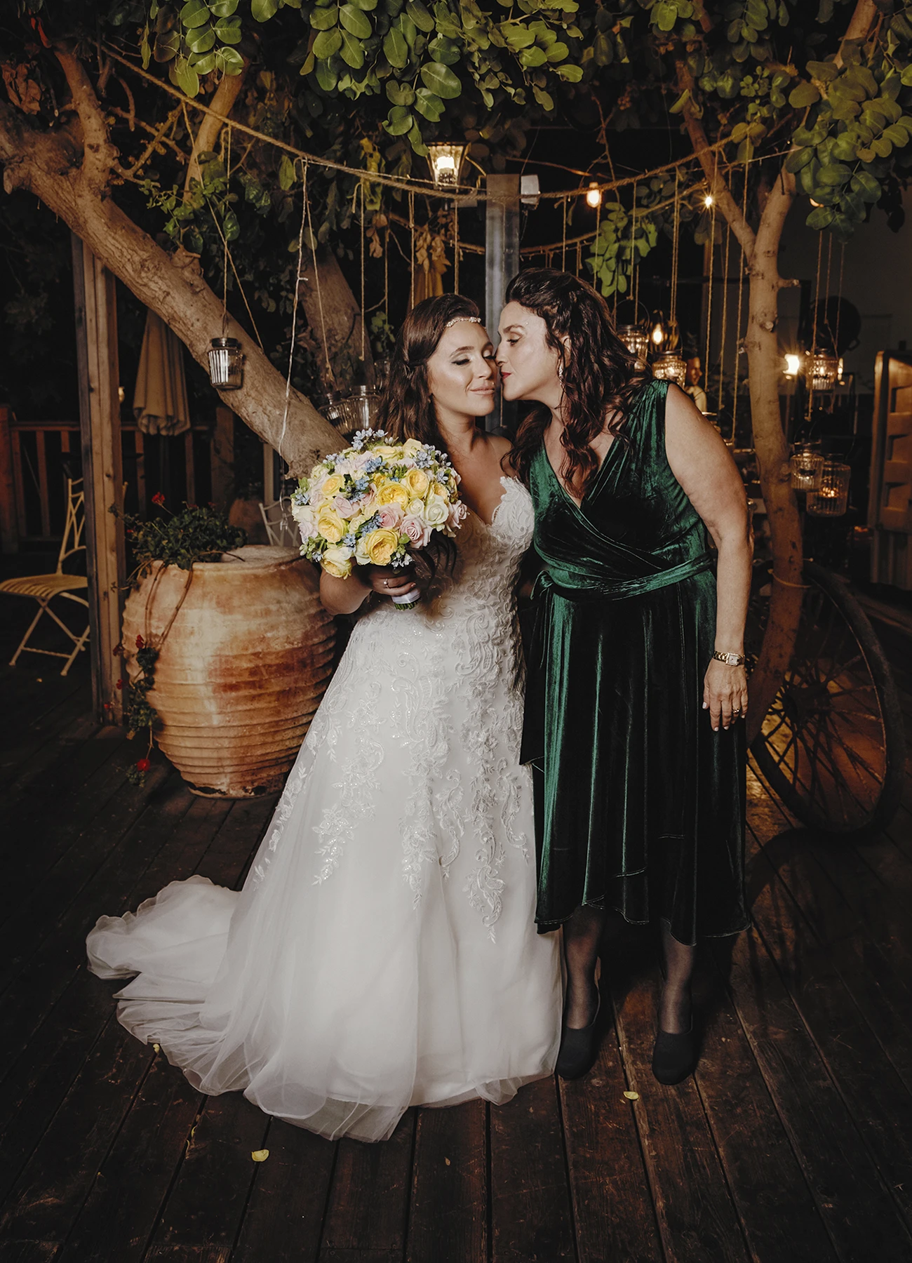 Mère de la mariée l'embrassant sur la joue avant la cérémonie de mariage - Laurène Zabary