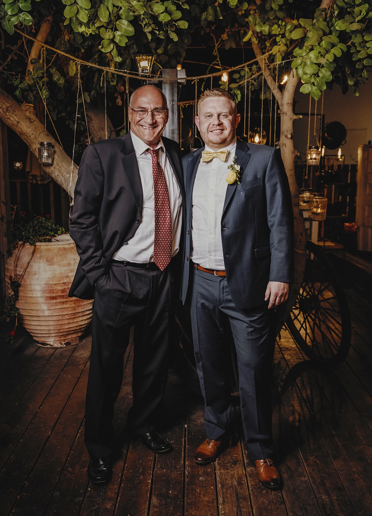Marié souriant avec son beau père avant la cérémonie à Jaffa