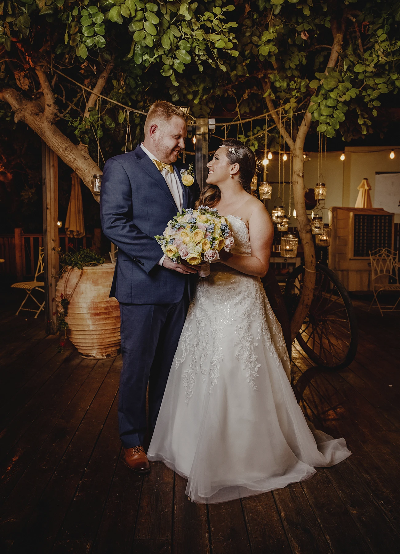 Mariés se regardant avec amour avant la cérémonie de mariage à Jaffa - Laurène Zabary