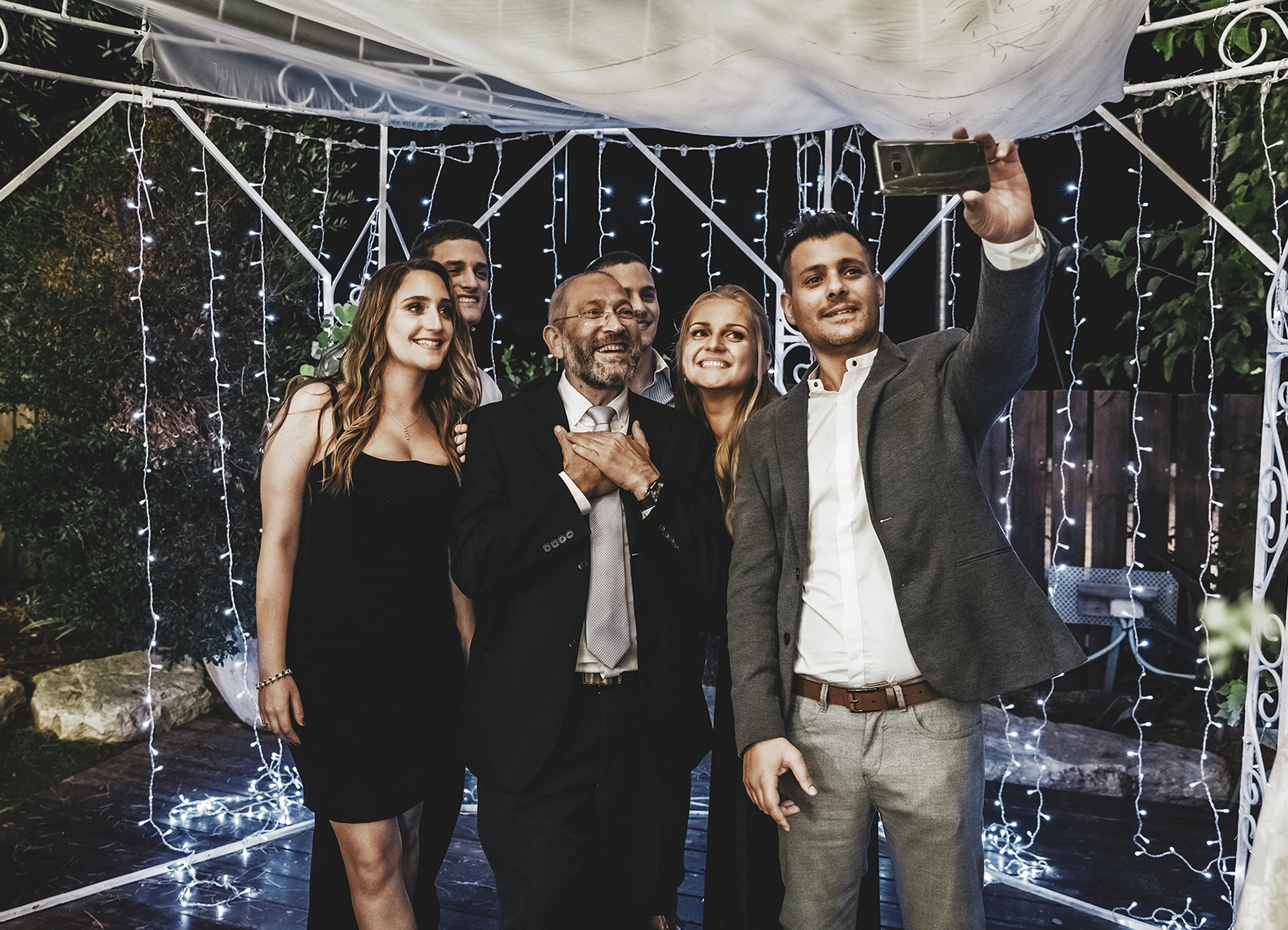 Groupe de mariage prenant un selfie avec le rabbin au centre à Jaffa - Laurène Zabary
