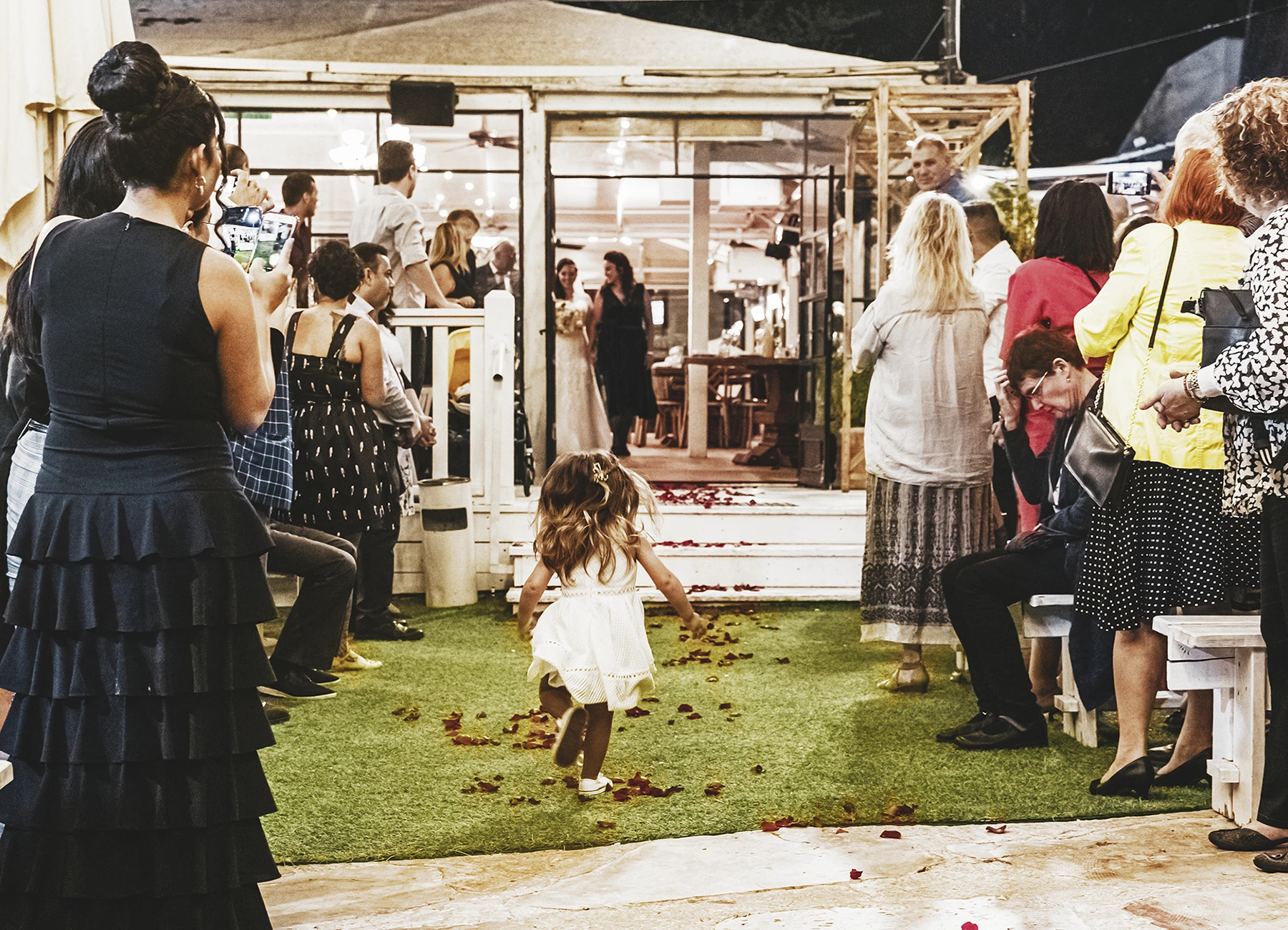 Mariée arrivant sur la terrasse avec une petite fille courant vers elle à Jaffa - Laurène Zabary