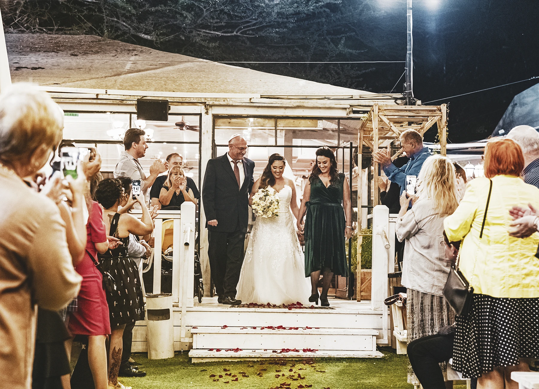Mariée tenant ses parents par la main avant la cérémonie de mariage à Jaffa - Laurène Zabary
