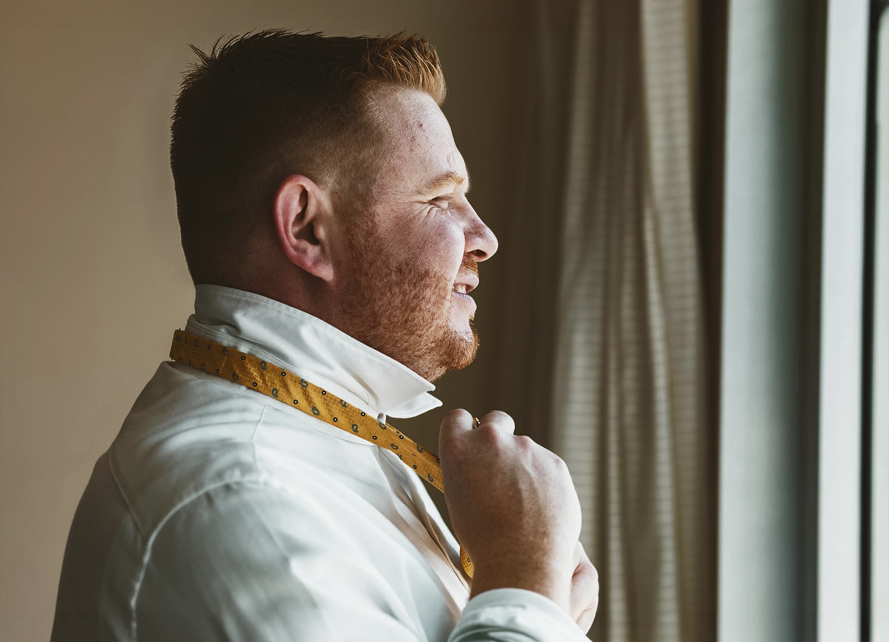 Marié en Israël ajustant sa cravate avant le mariage à Jaffa - Laurène Zabary