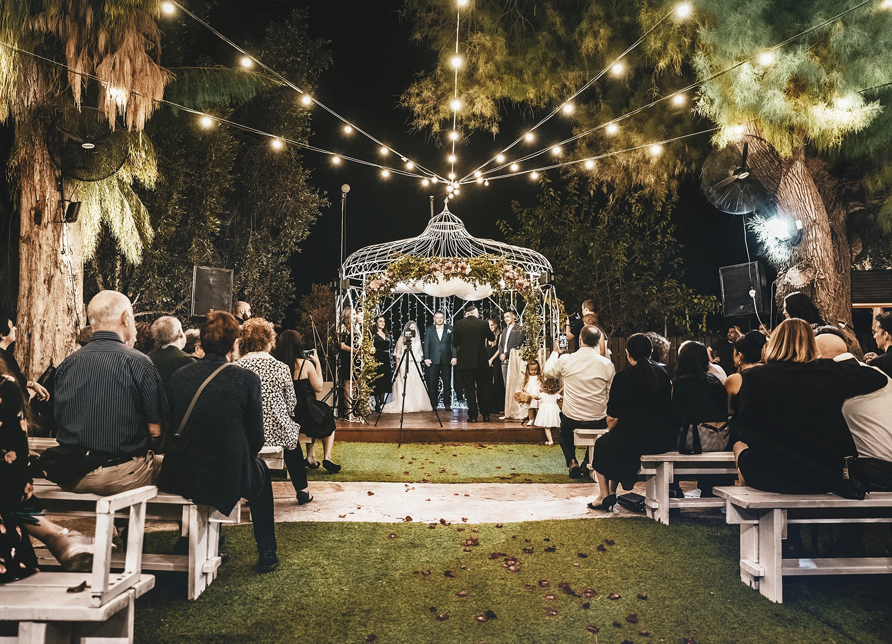 Mariés sous la houppa pendant la cérémonie de mariage à Jaffa - Laurène Zabary