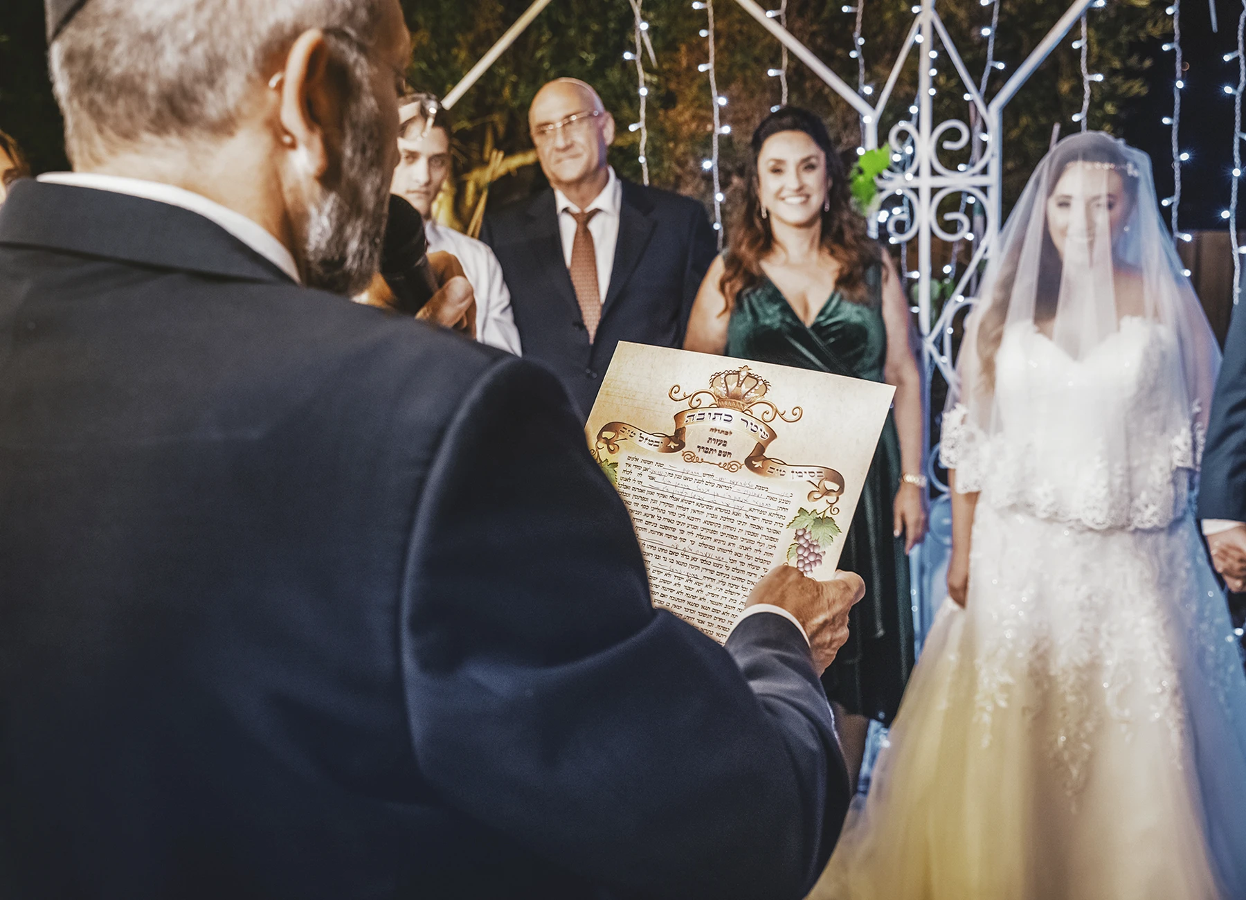 Texte religieux hébreu lu par le rabbin pendant la cérémonie de mariage à Jaffa - Laurène Zabary