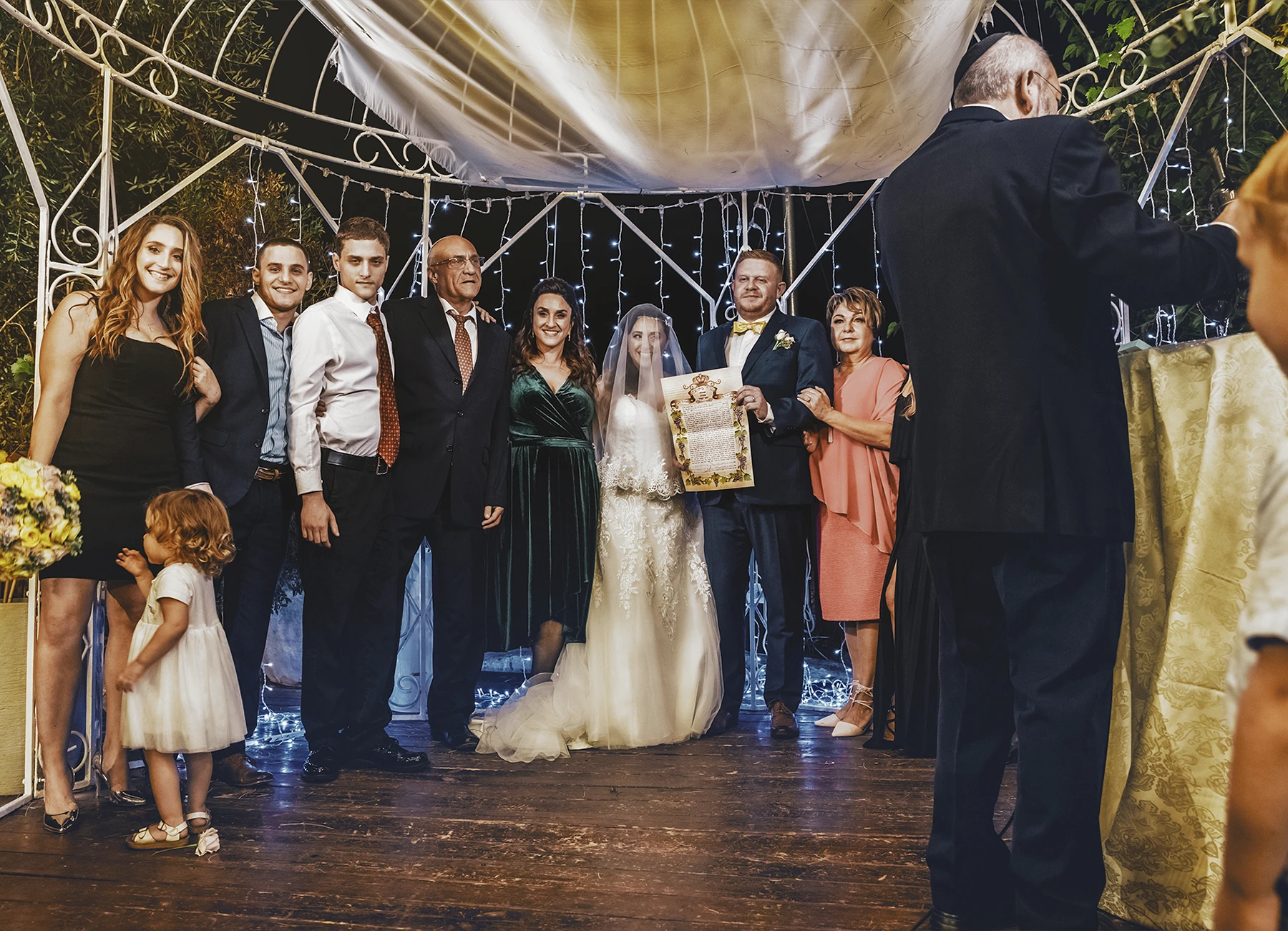 Mariés et proches sous la houppa pendant la cérémonie de mariage à Jaffa - Laurène Zabary