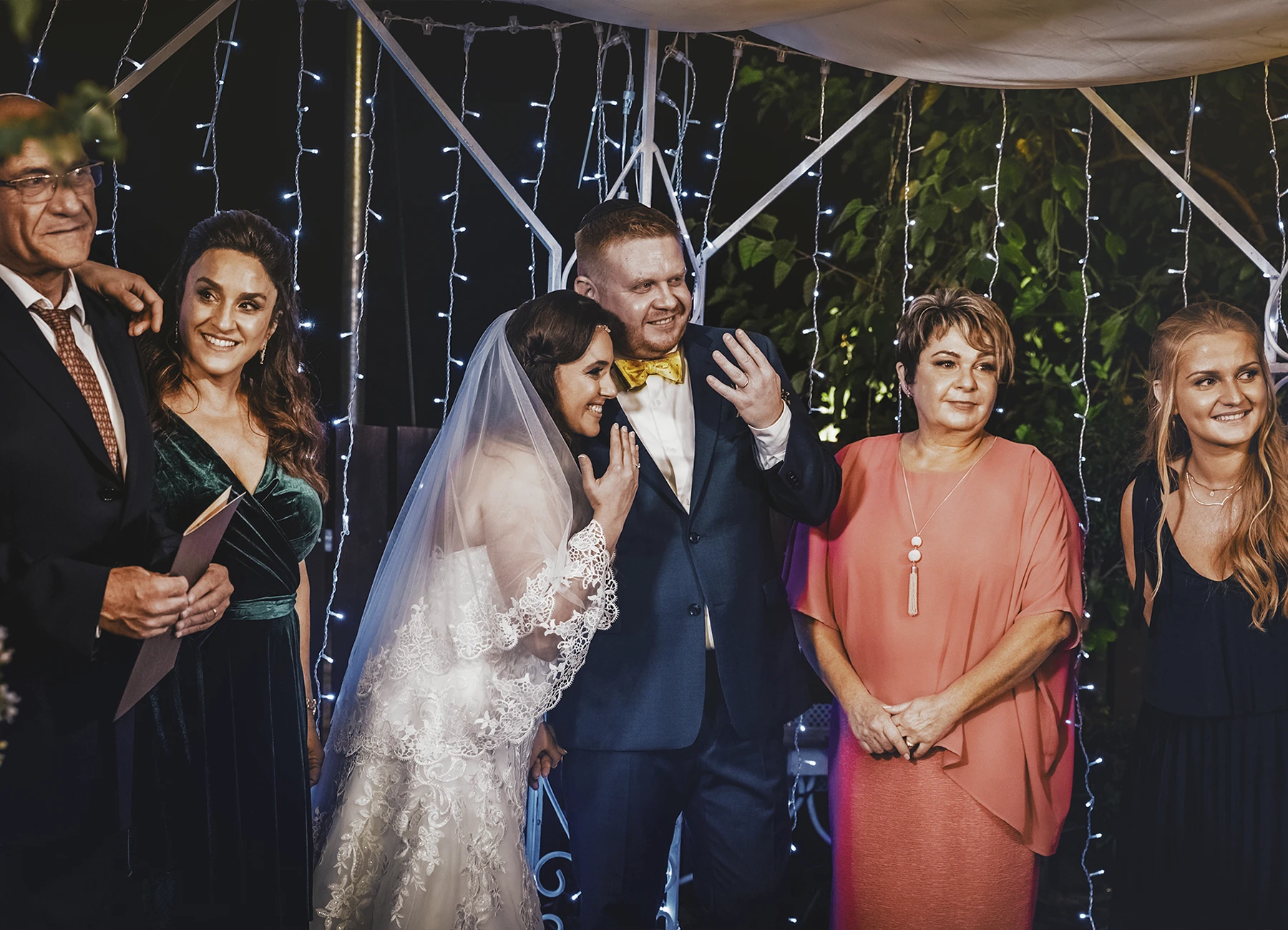 Mariés montrant leurs alliances sous la houppa après la cérémonie à Jaffa - Laurène Zabary