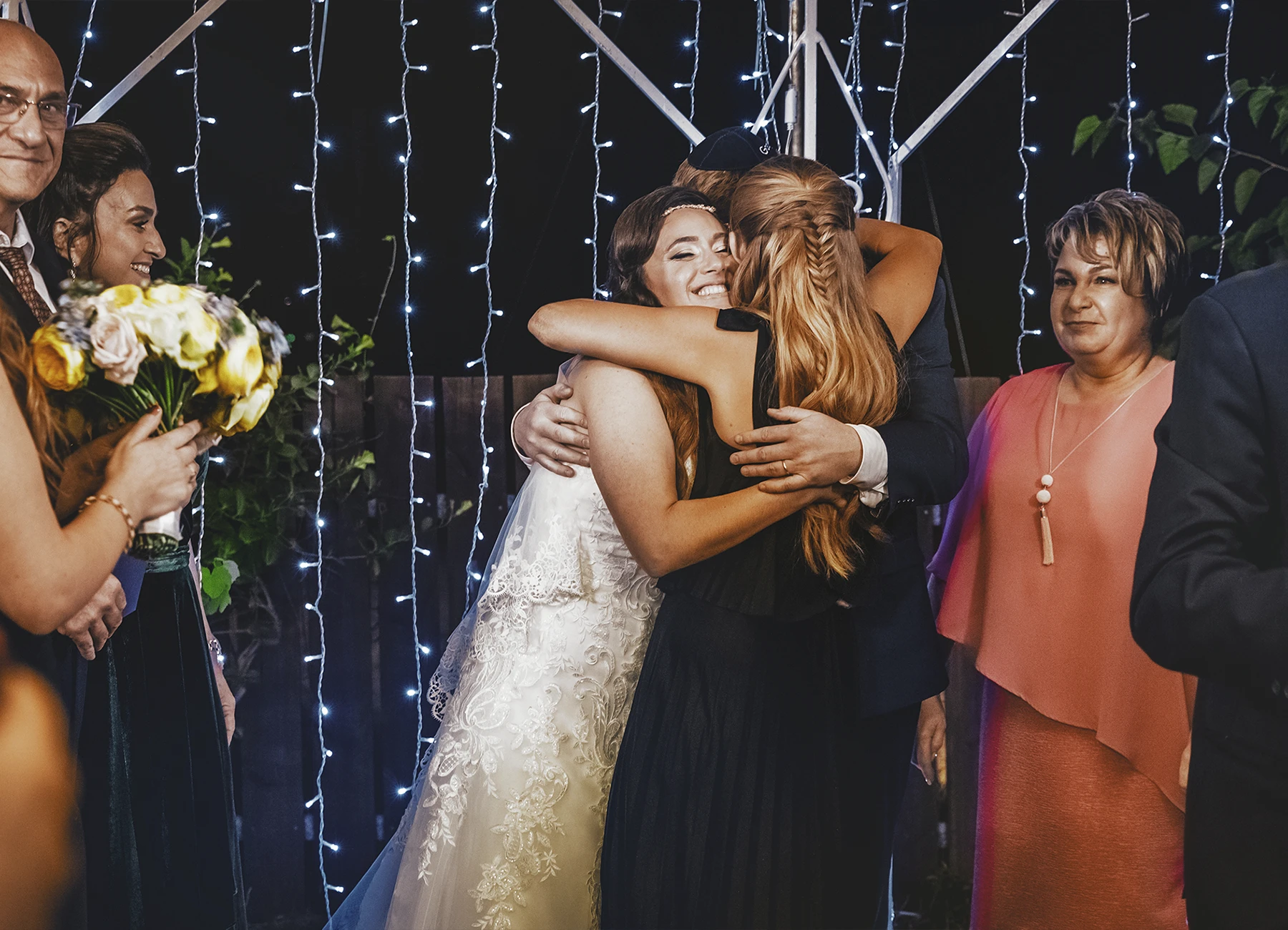 Mariée serrant sa belle-sœur dans ses bras après la cérémonie de mariage à Jaffa - Laurène Zabary