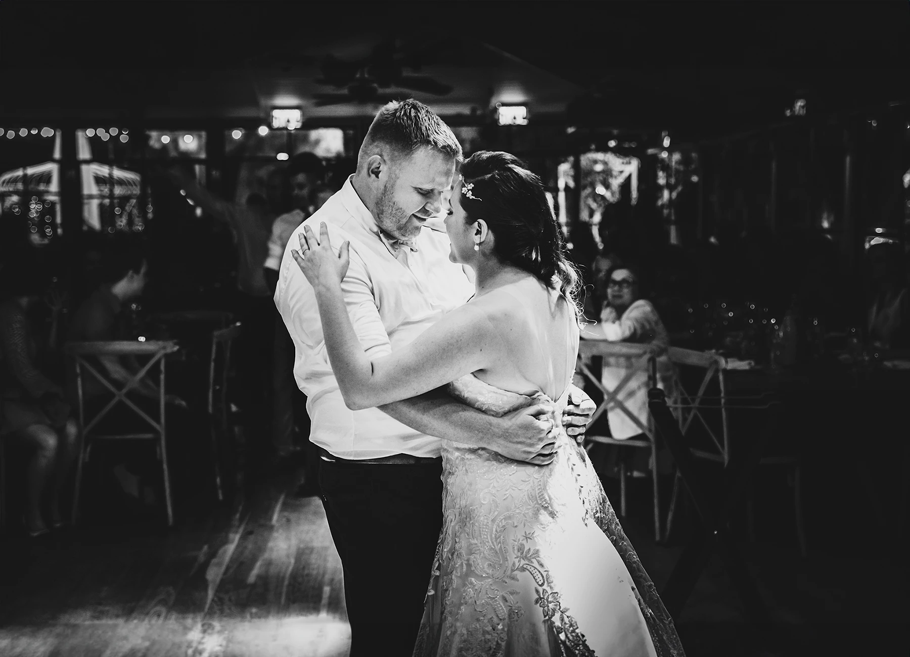 Couple de mariés dansant ensemble en noir et blanc à Jaffa - Laurène Zabary