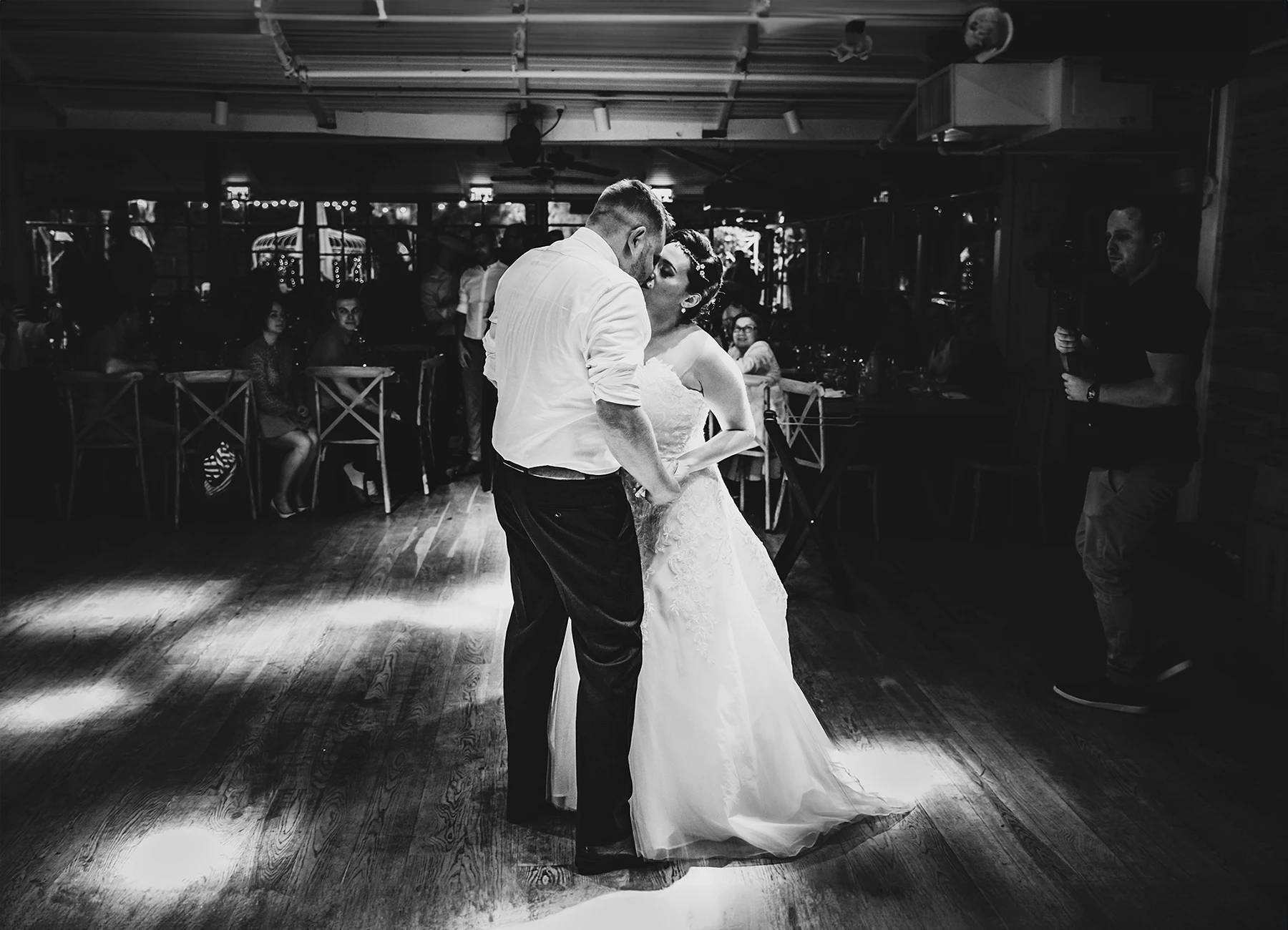 Mariés dansant en noir et blanc pendant leur mariage à Jaffa - Laurène Zabary