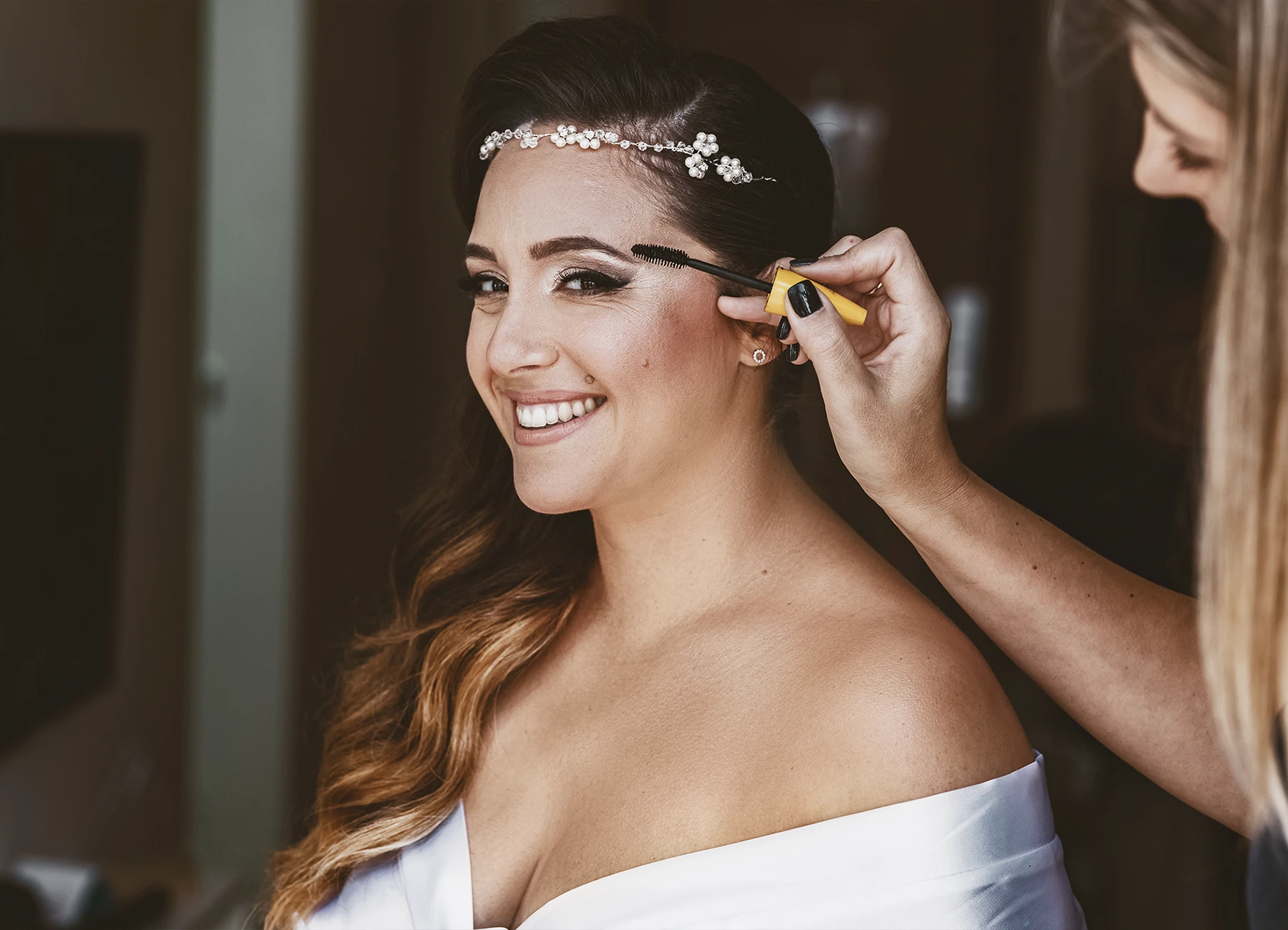 Mariée souriant en se faisant maquiller pour son mariage en Israël - Laurène Zabary