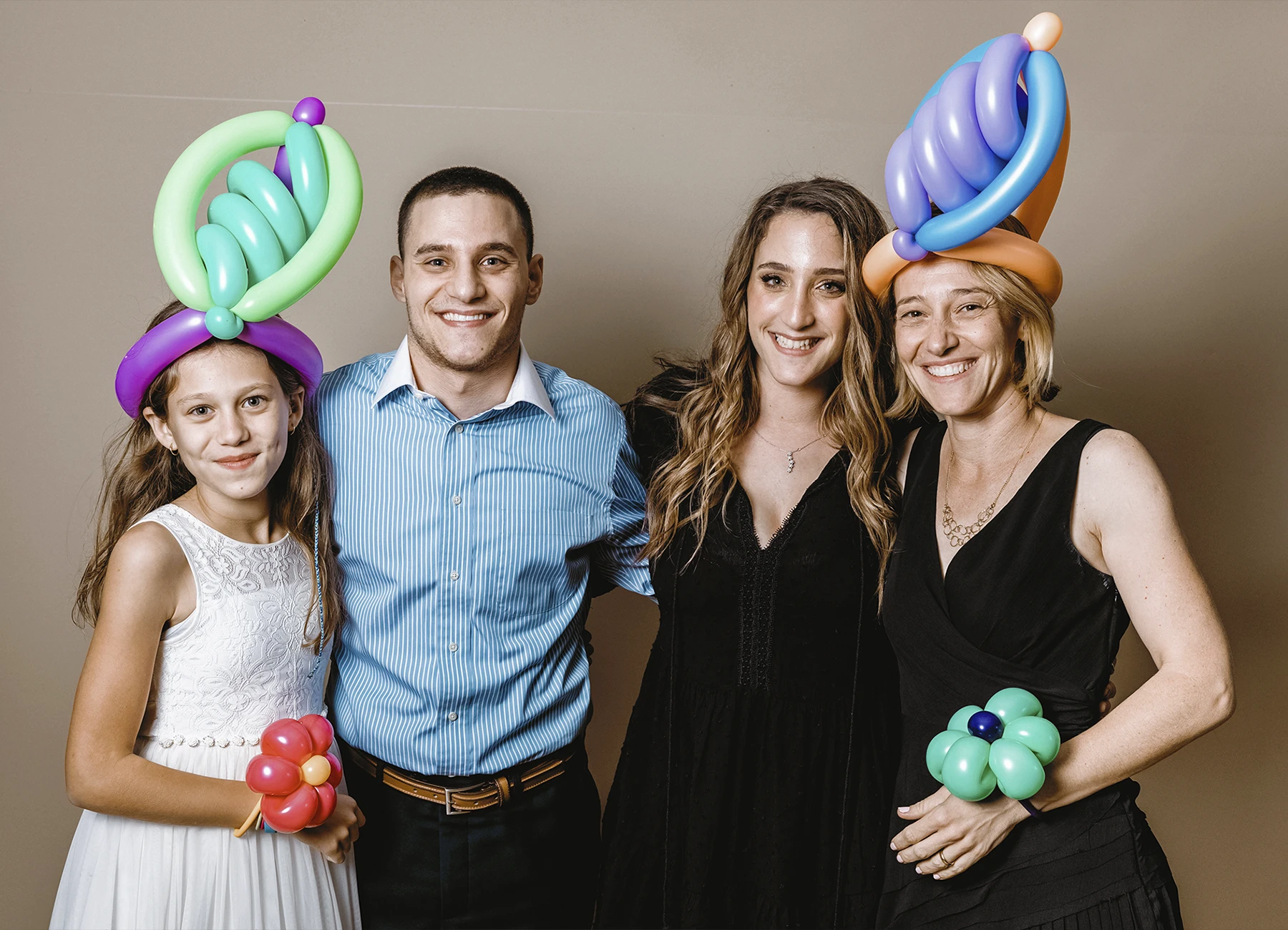 Groupe d'invités avec des décorations en ballons pendant la soirée de mariage - Laurène Zabary