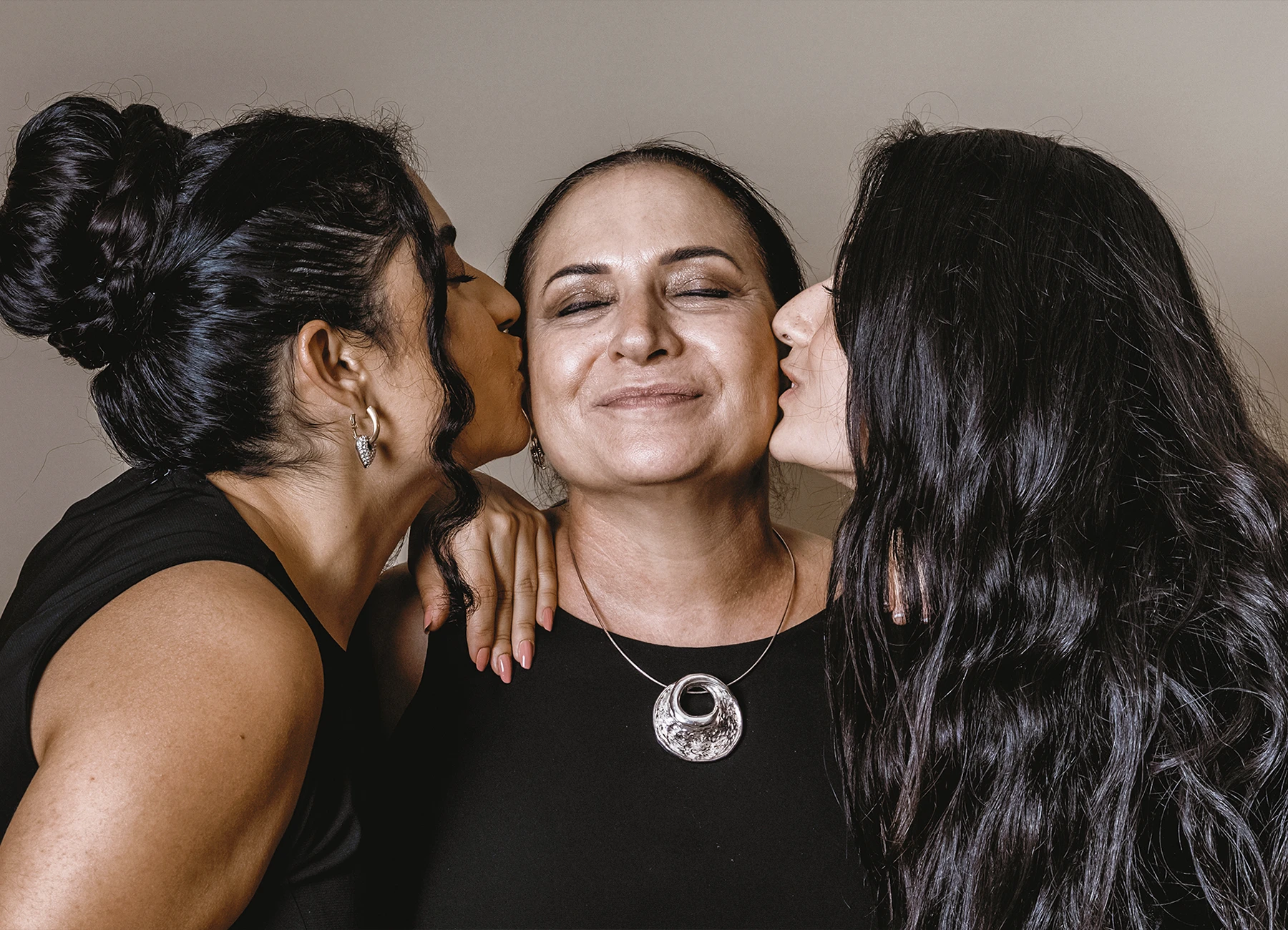 Deux filles embrassant leur mère sur chaque joue lors de la soirée de mariage - Laurène Zabary