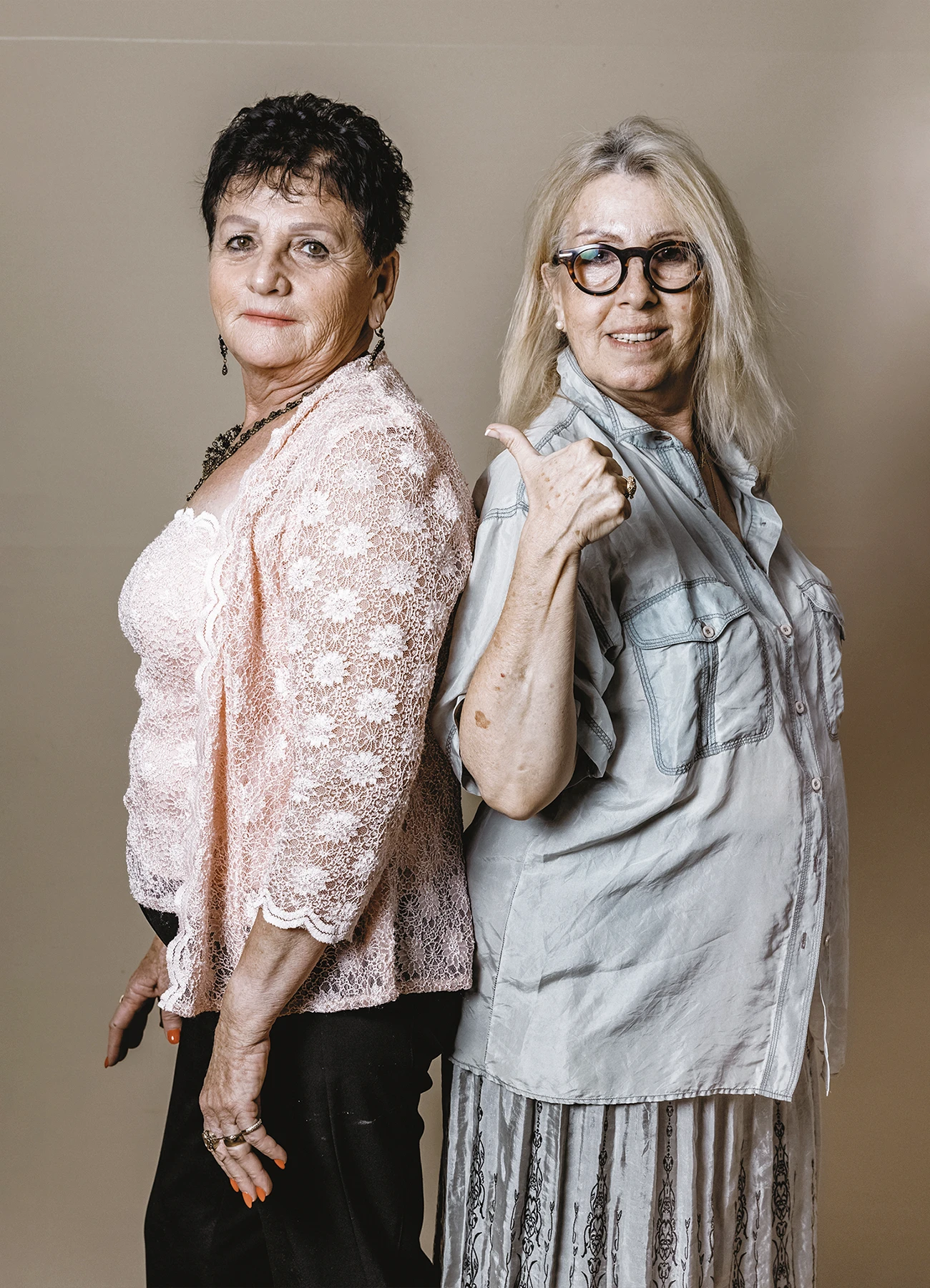 Deux femmes posant ensemble sur fond uni beige lors de la soirée de mariage - Laurène Zabary
