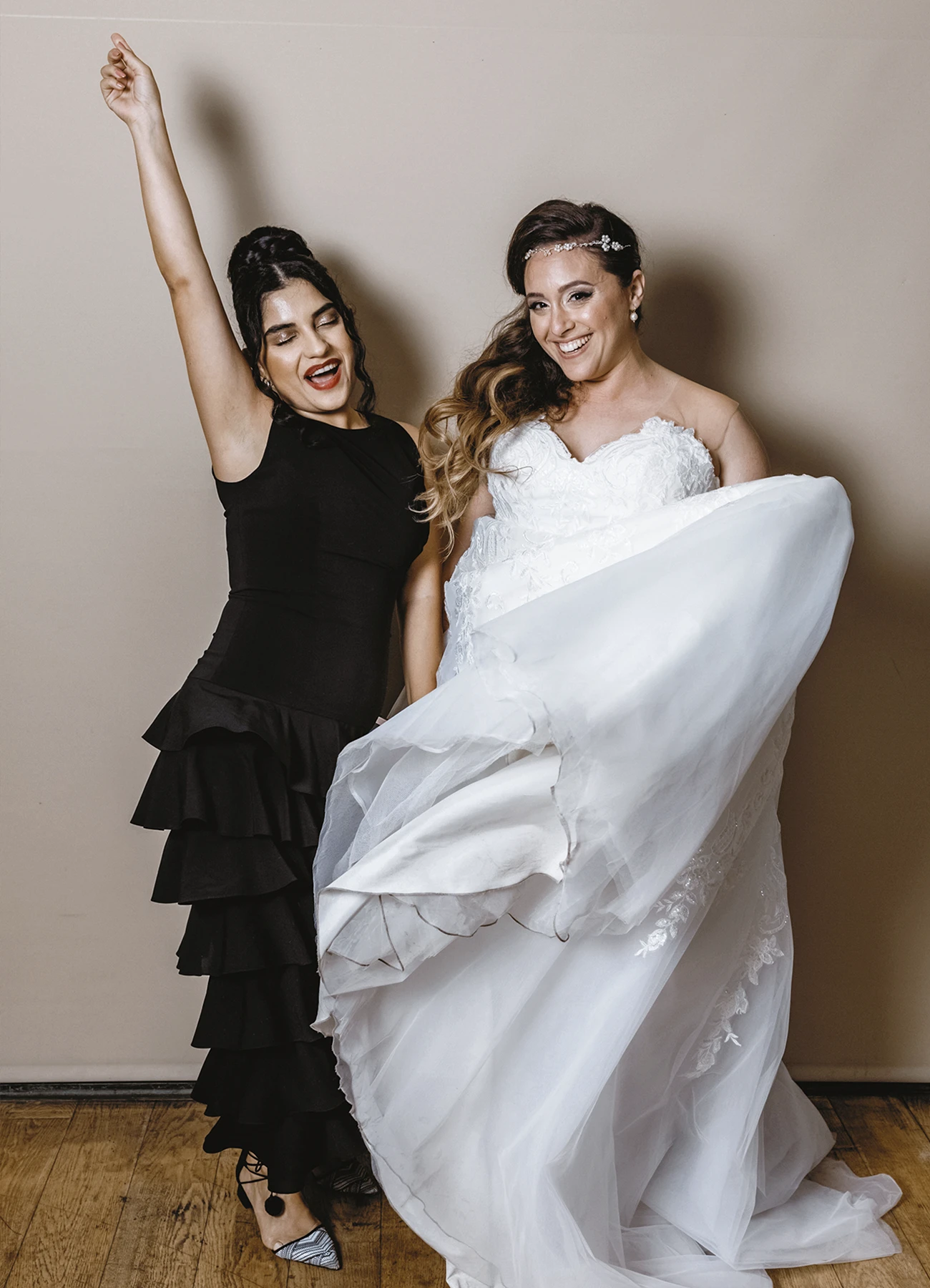 Mariée avec une amie, jouant avec le jupon de la robe de mariage - Laurène Zabary