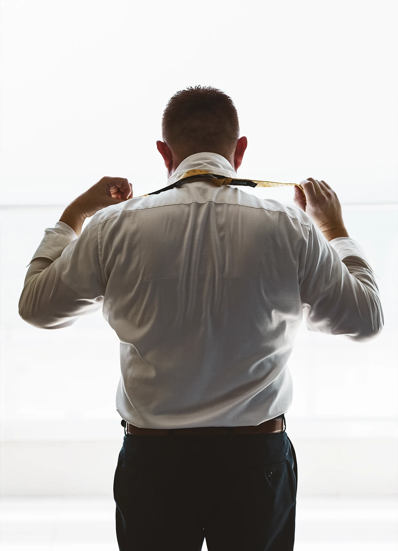 Marié en Israël de dos à contre-jour avant la cérémonie de mariage - Laurène Zabary