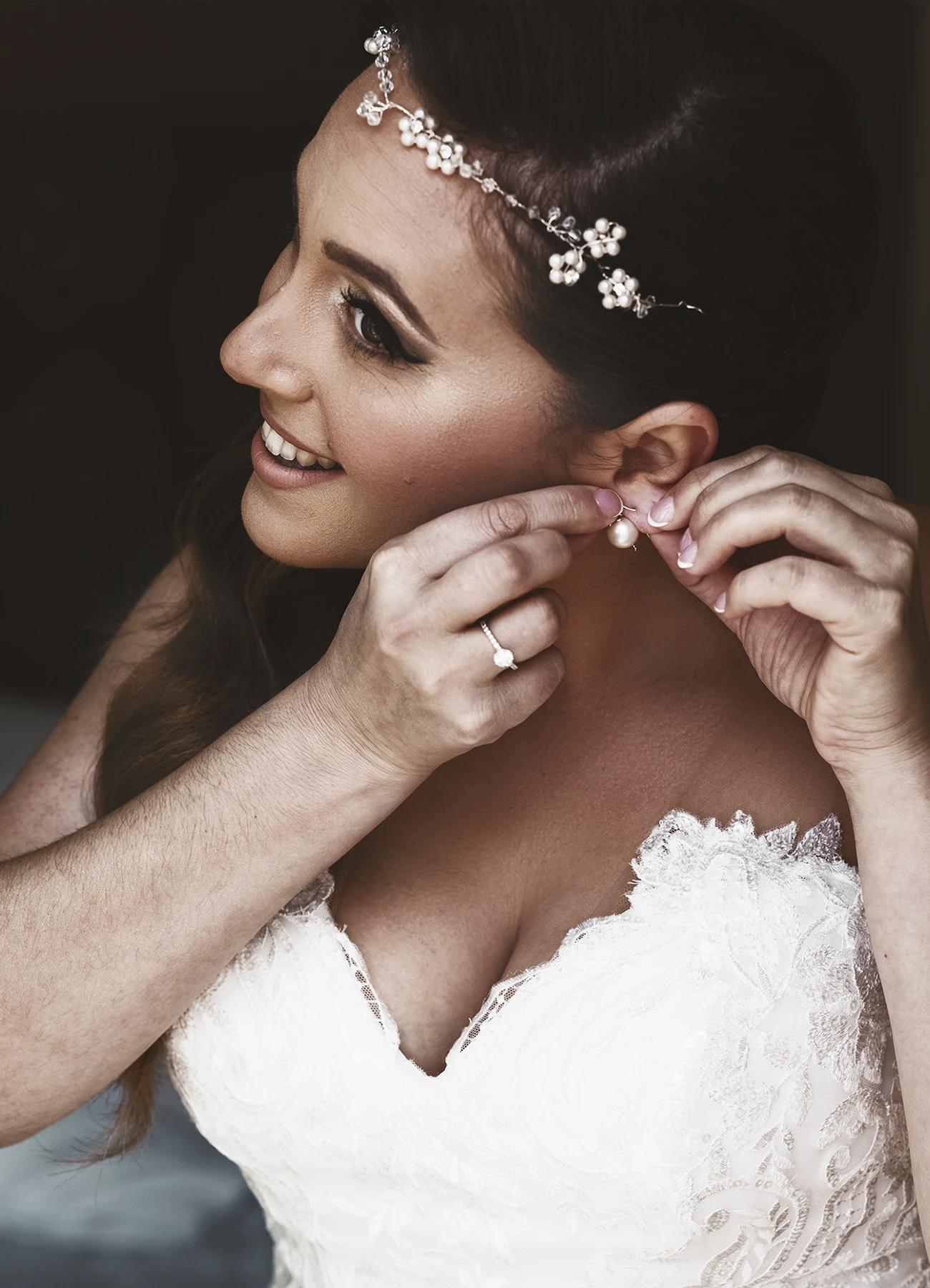 Mariée en Israël mettant une boucle d'oreille avant le mariage à Jaffa - Laurène Zabary