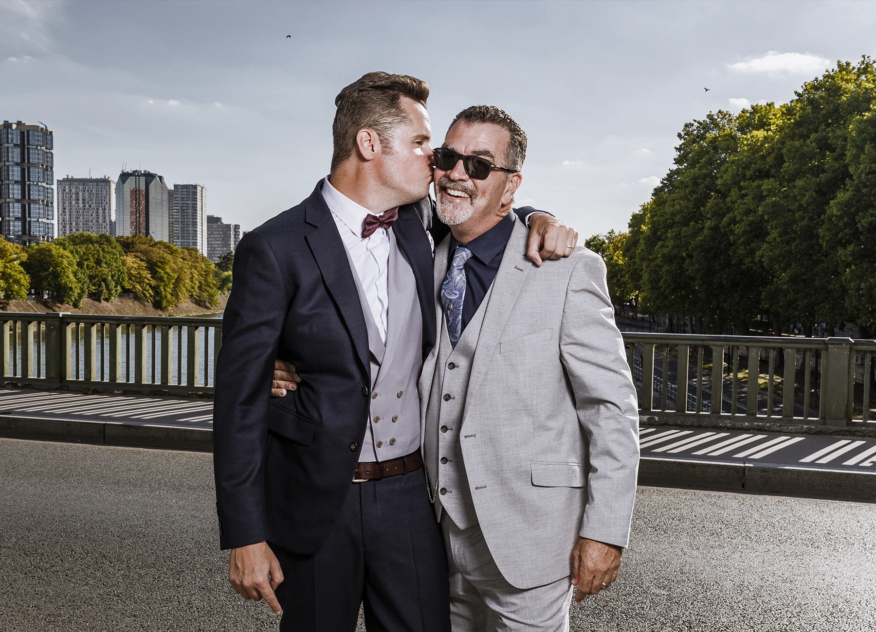 Marié faisant la bise sur le pont Bir Hakeim à Paris, photographié par Laurène Zabary.