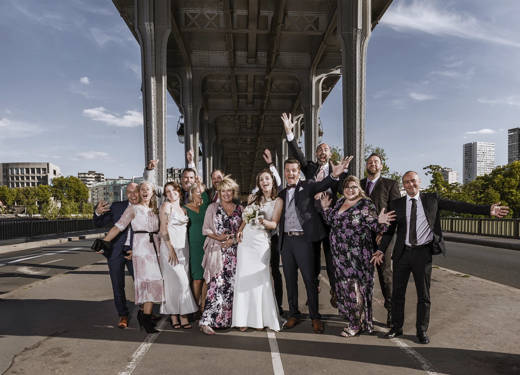 Photo de groupe amusante et dynamique sous le pont Bir Hakeim à Paris, capturée par Laurène Zabary.