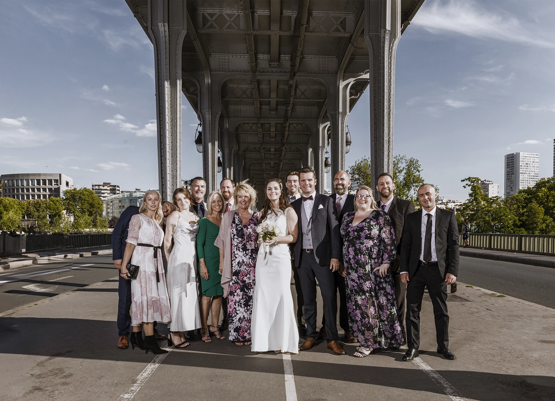 Photo de groupe sous le pont Bir Hakeim à Paris, capturée par Laurène Zabary.