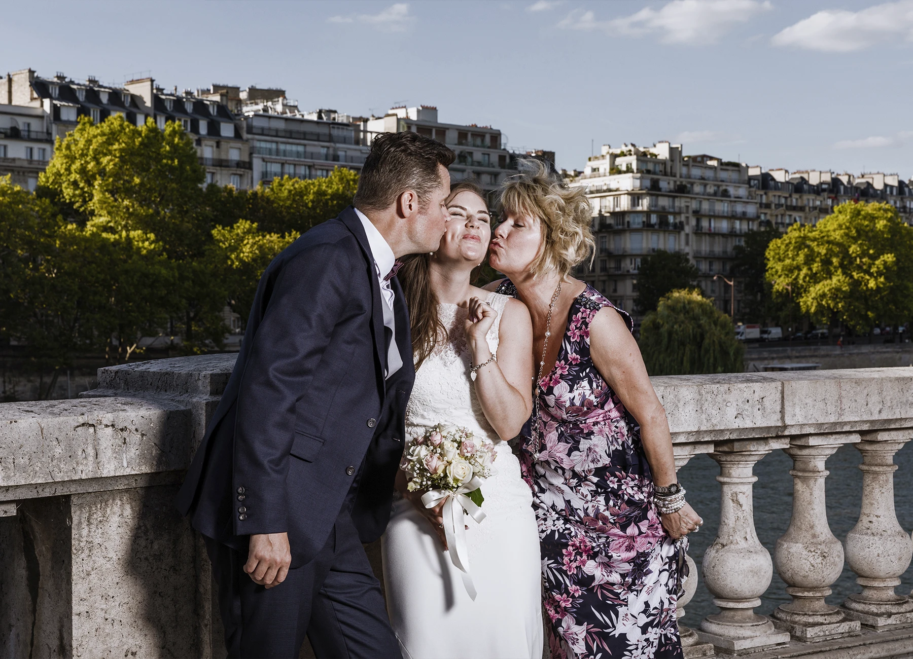 Mariée recevant des bises sur le pont Bir Hakeim à Paris, capturée par Laurène Zabary.