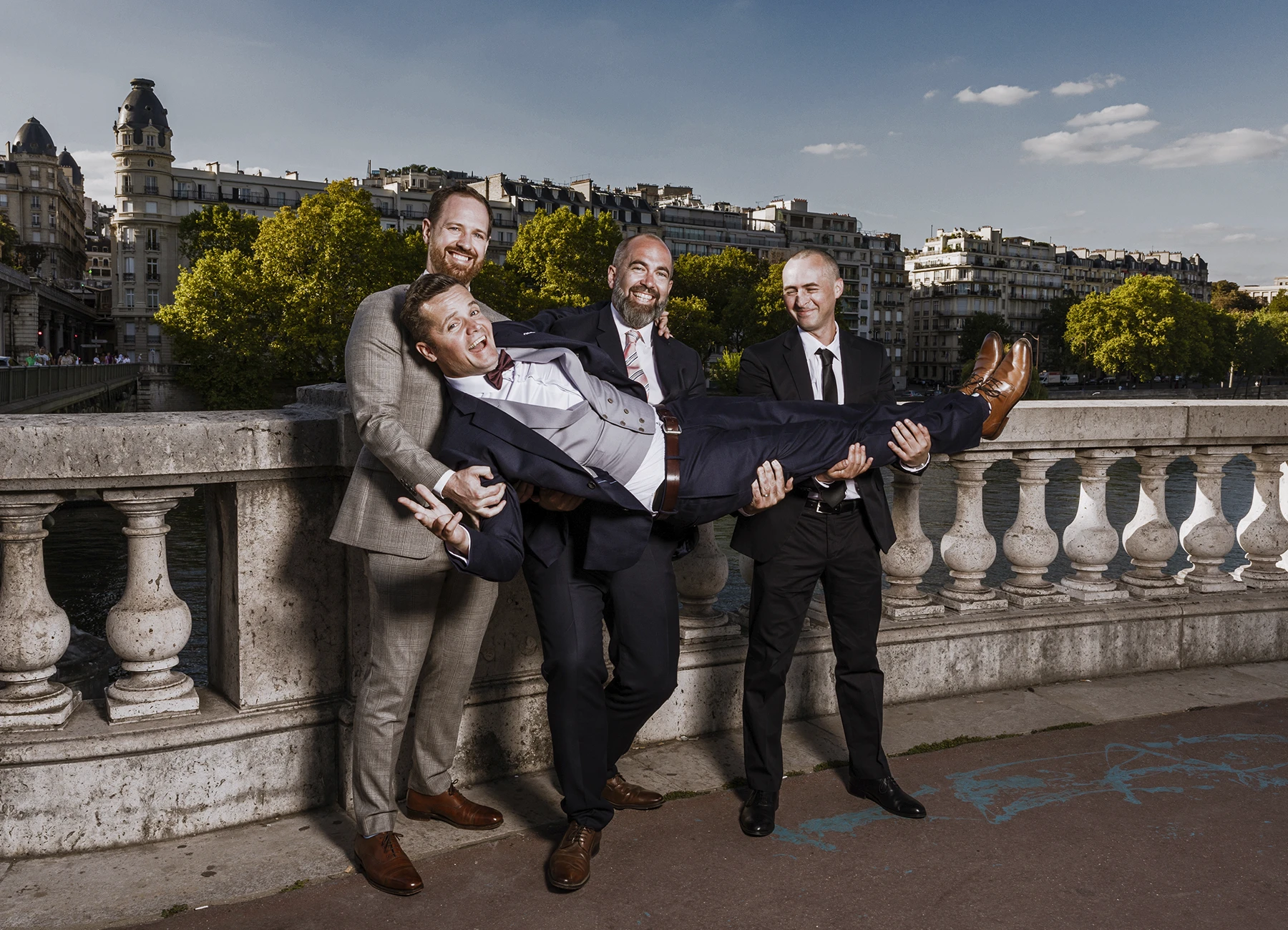 Marié porté par ses amis sur le pont Bir Hakeim à Paris, capturé dans une photo humoristique par Laurène Zabary.