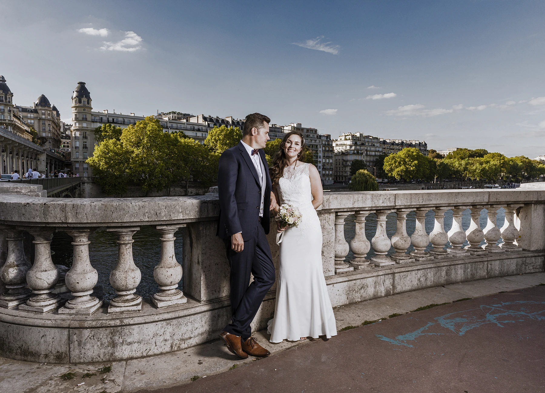 Mariés se regardant en souriant sur le pont Bir Hakeim à Paris, capturés par Laurène Zabary