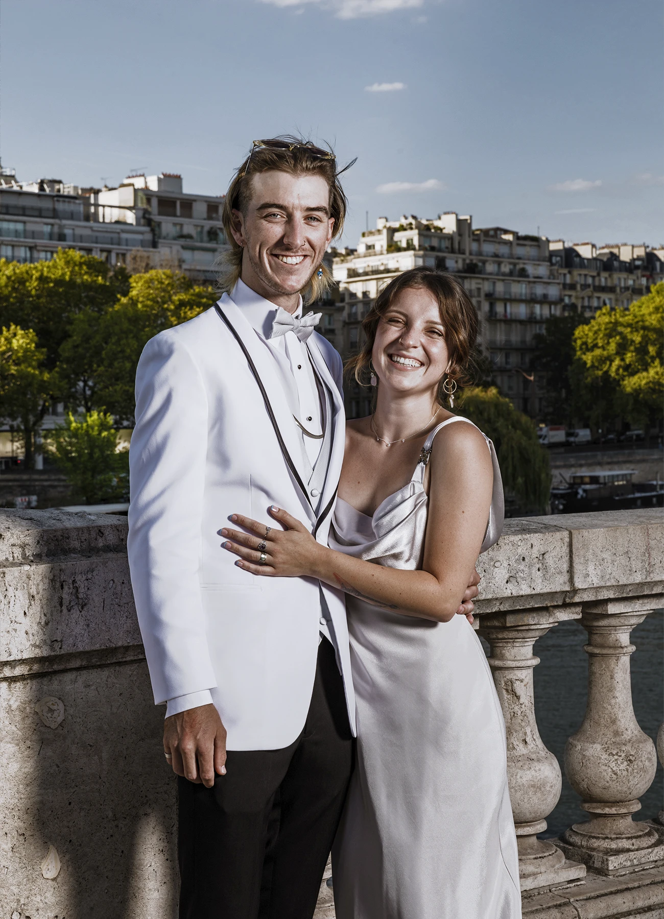 Frère de la mariée et sa petite amie posant sur le pont Bir Hakeim à Paris, capturés dans des photos de couple par Laurène Zabary