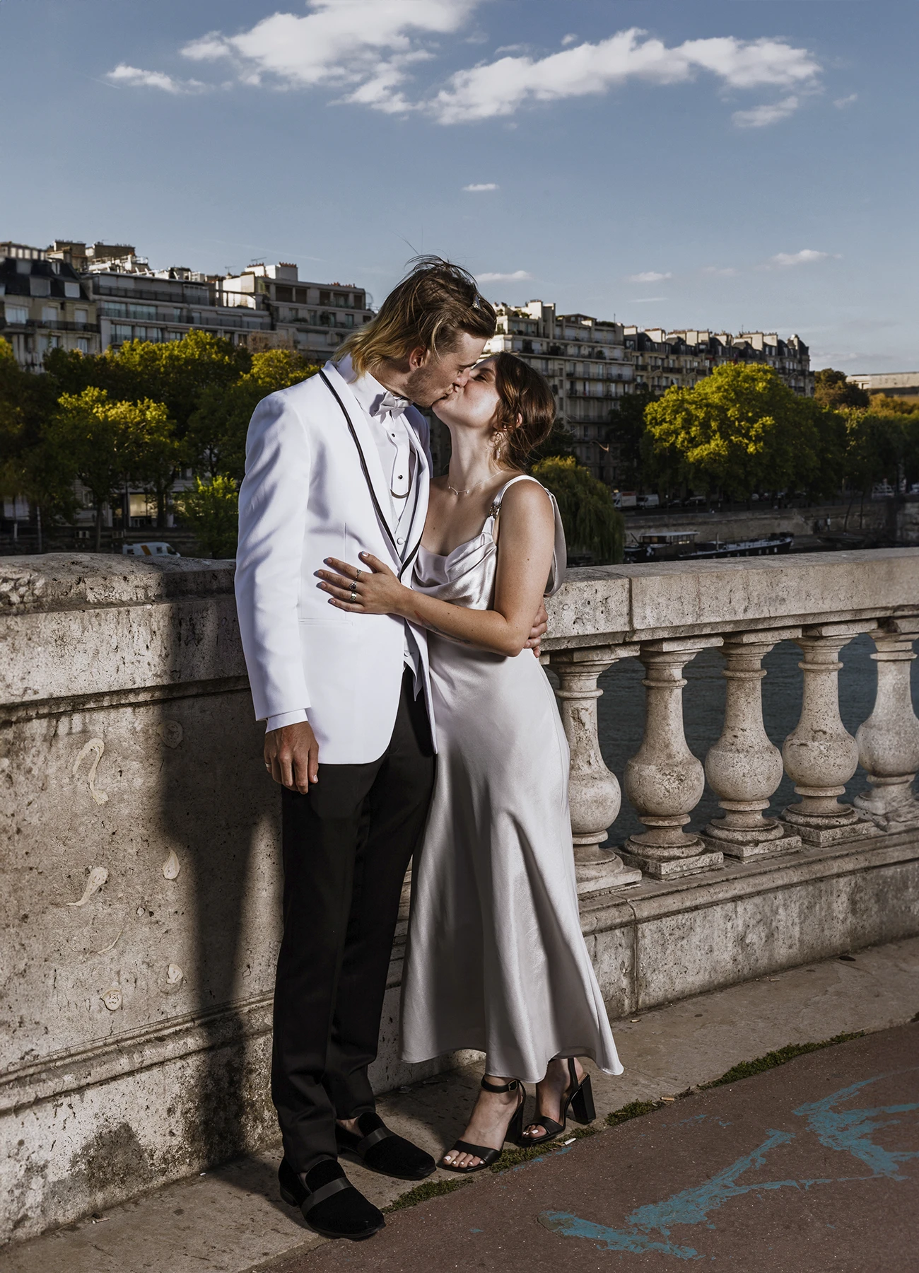 Frère de la mariée et sa petite amie posant sur le pont Bir Hakeim à Paris, capturés dans des photos de couple par Laurène Zabary
