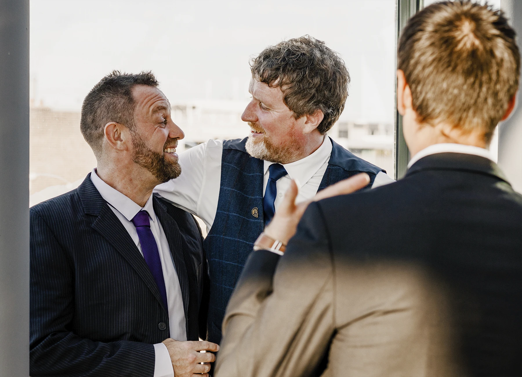 Invités discutant lors du vin d'honneur du mariage au Rooftop Grenelle à Paris, capturés par Laurène Zabary.