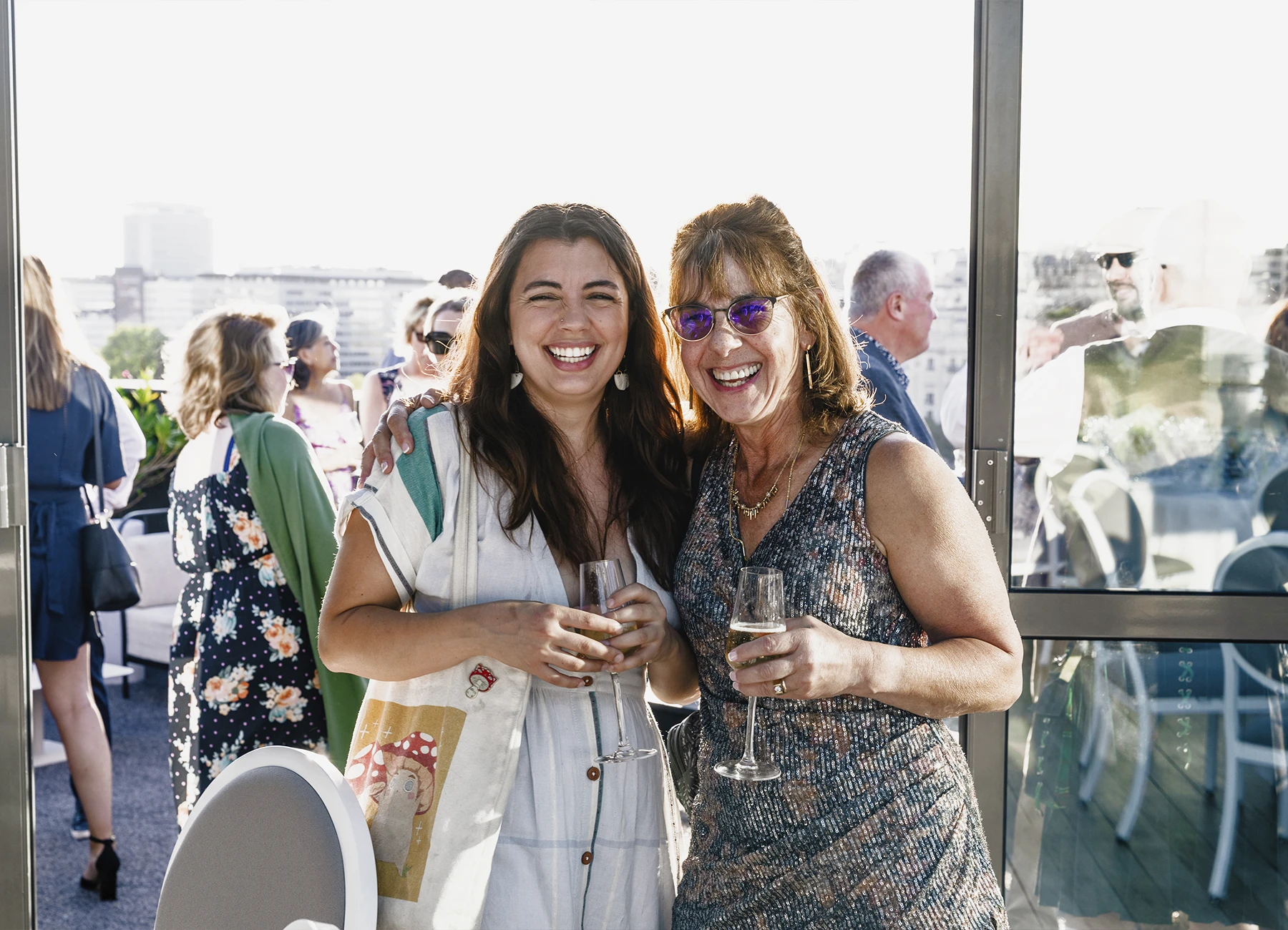 Invités trinquant au vin d'honneur du mariage au Rooftop Grenelle à Paris, photographiés par Laurène Zabary.